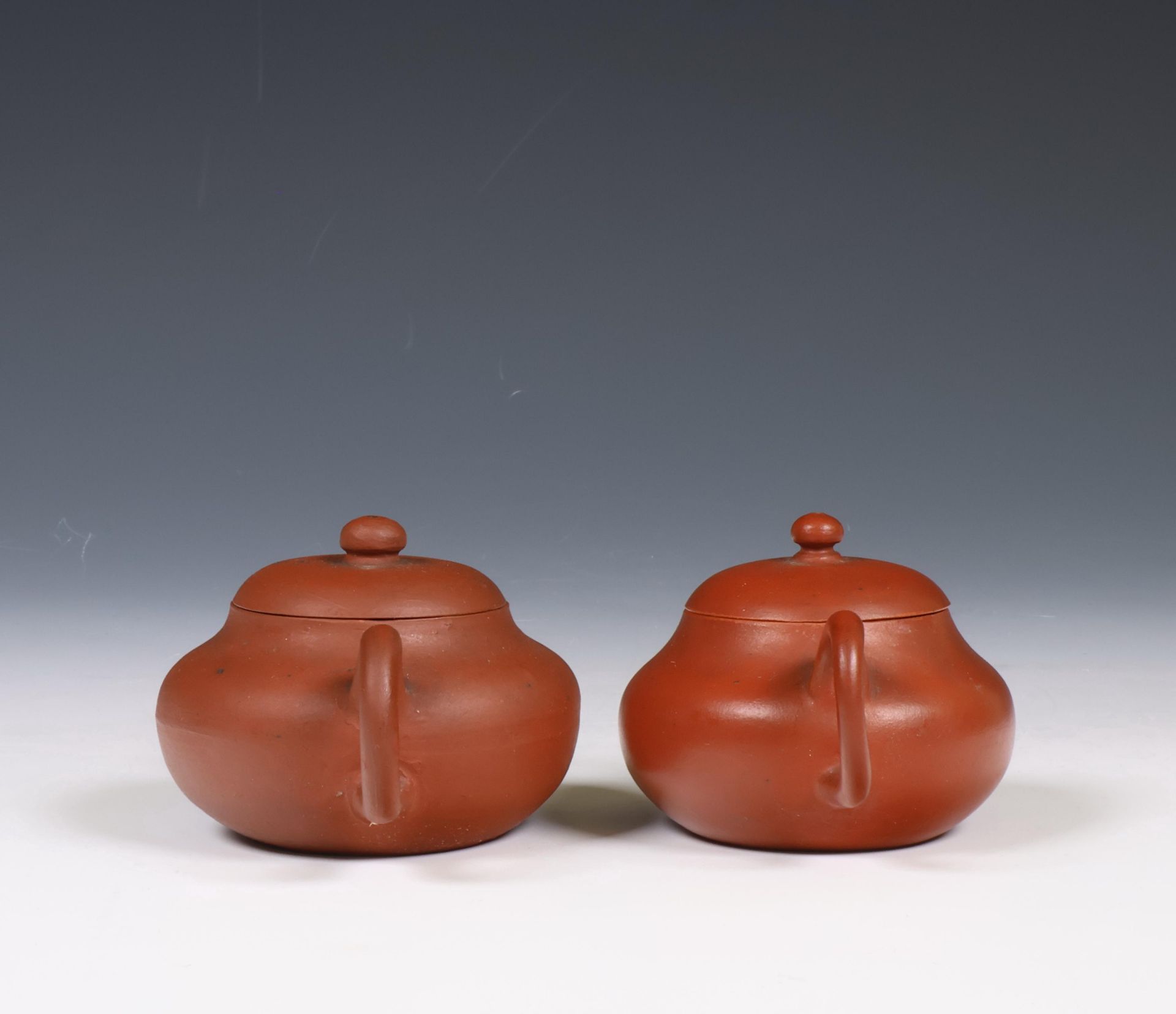 China, two Yixing earthenware teapots and covers, - Bild 9 aus 9