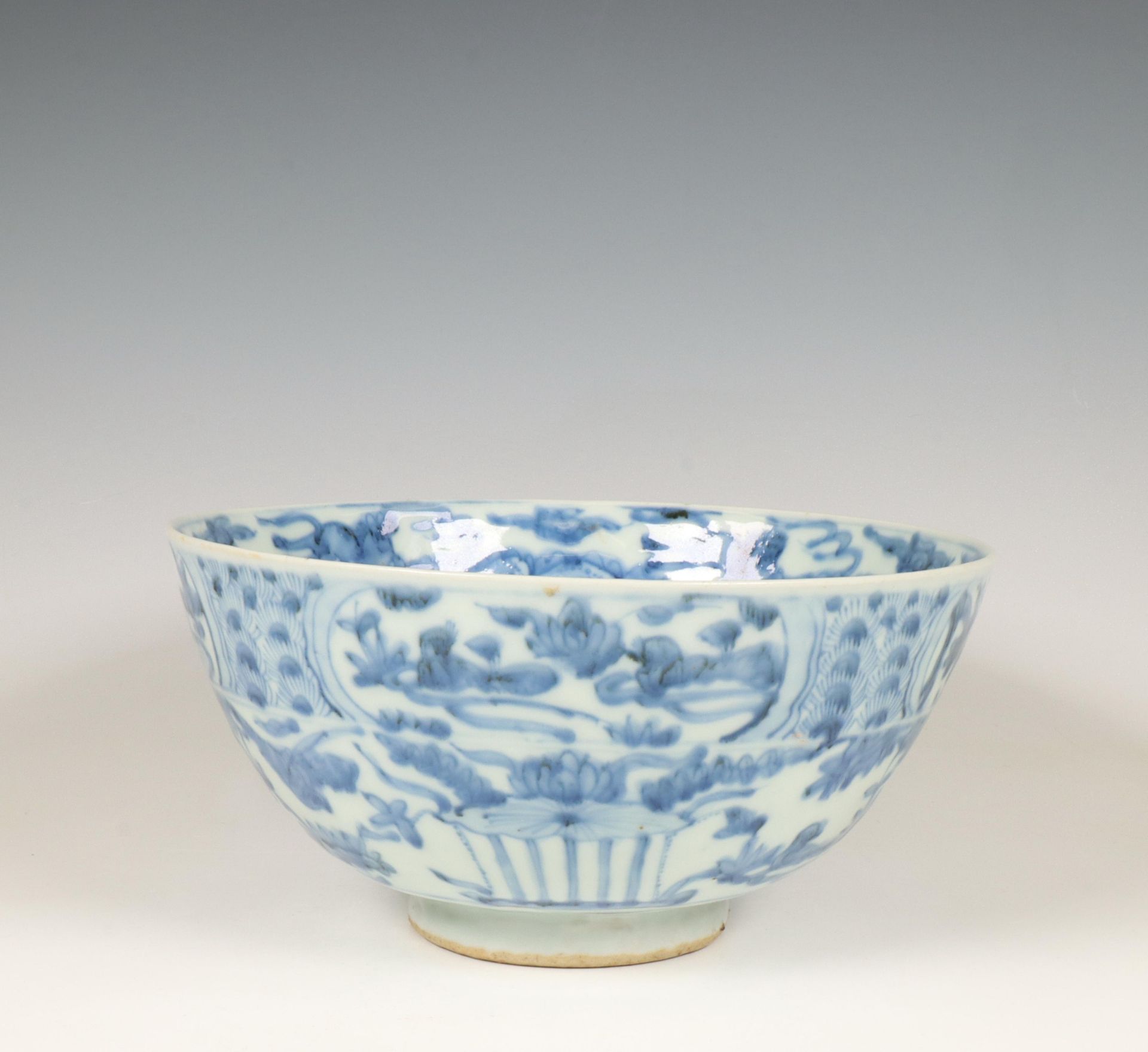 China, a blue and white porcelain bowl, late Ming dynasty (1368-1644), - Bild 9 aus 11