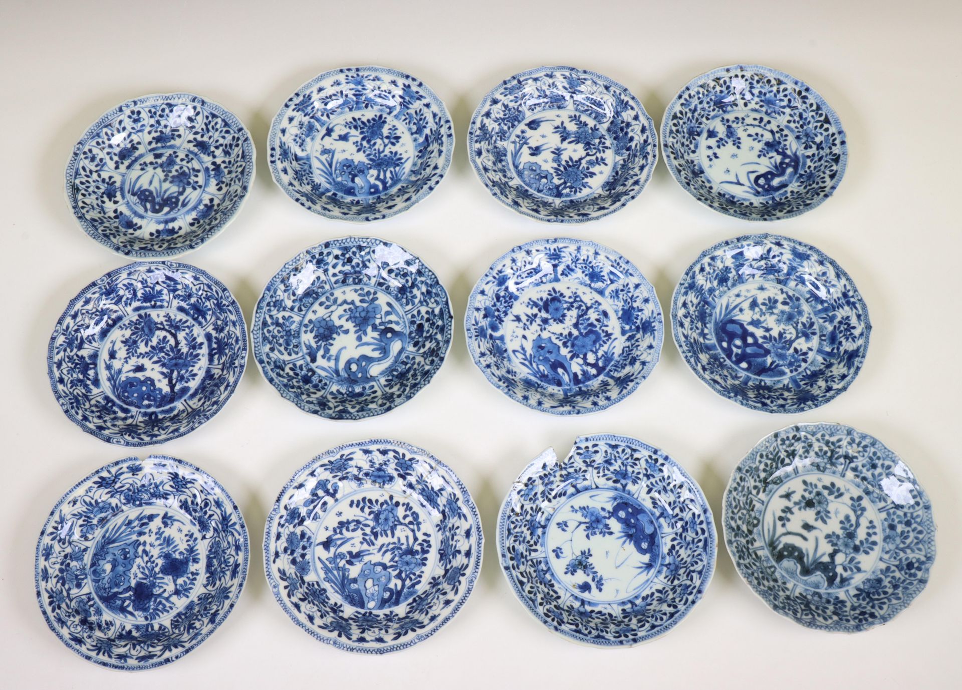 China, a set of ten blue and white porcelain cups and twelve saucers, Kangxi period (1662-1722), - Bild 3 aus 7