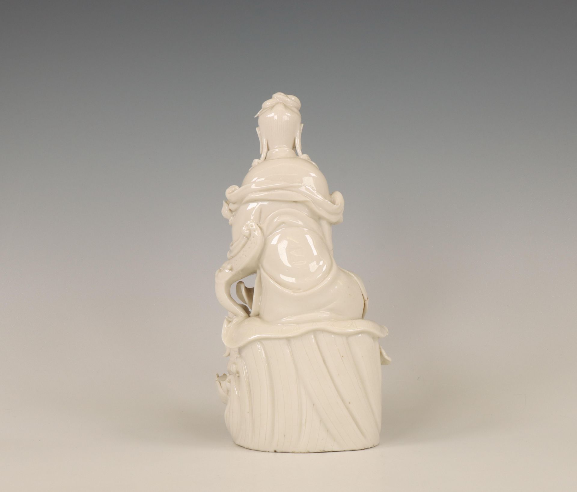 China, a Dehua porcelain model of Guanyin, 20th century, - Bild 2 aus 6