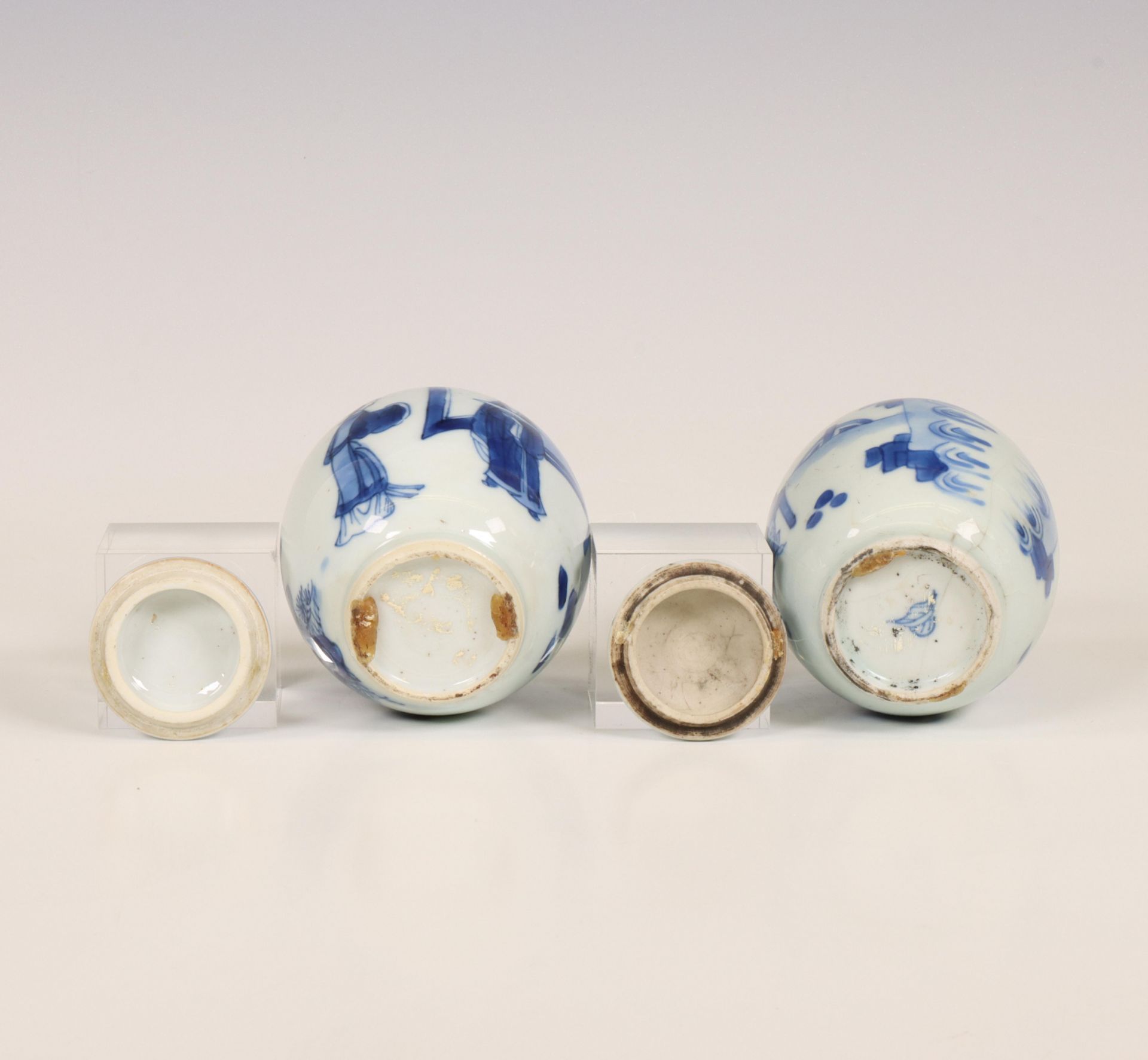 China, two blue and white porcelain tea-caddies and covers, Kangxi period (1662-1722), - Image 4 of 5