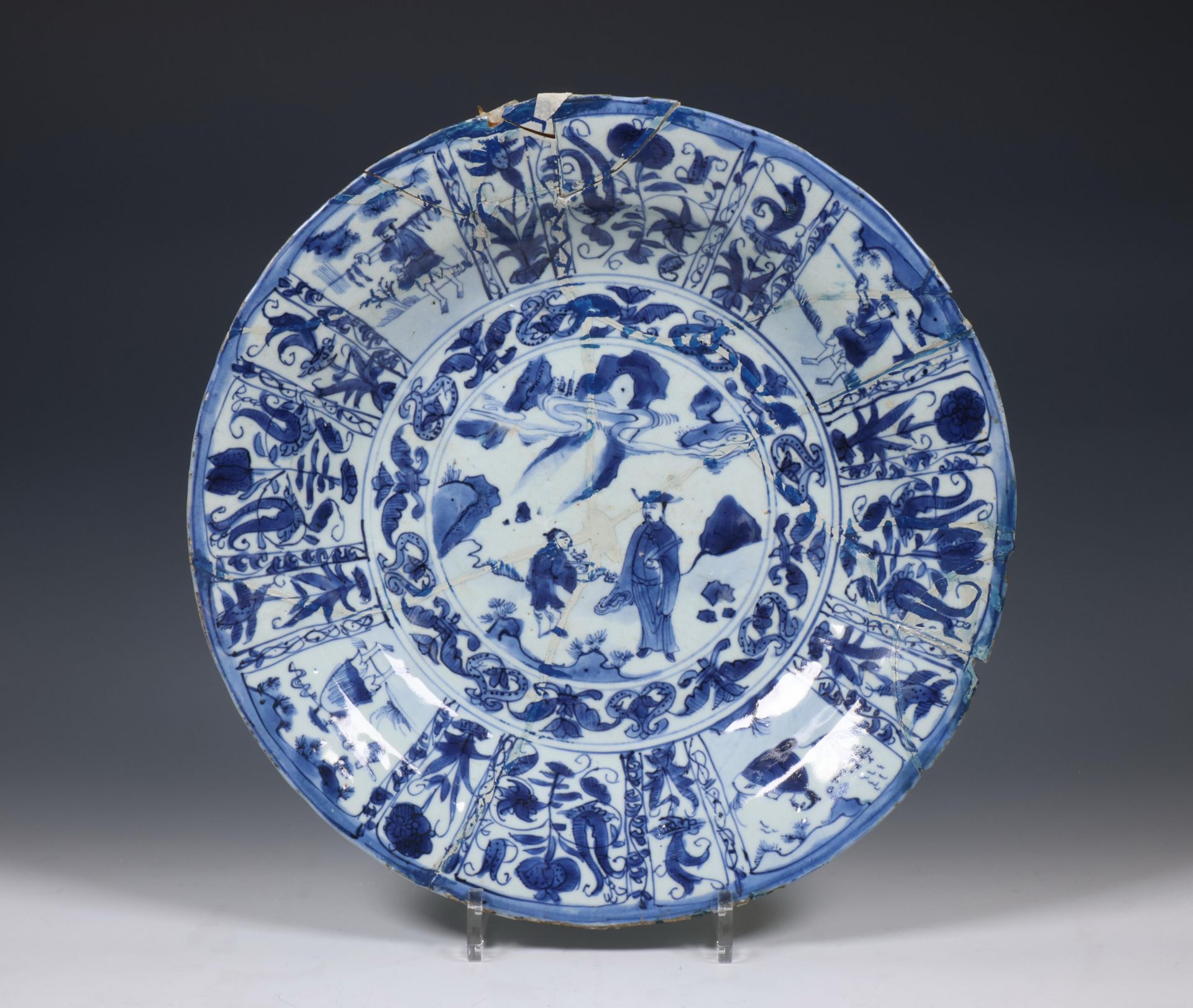 China, Transitional blue and white porcelain dish, mid 17th century,