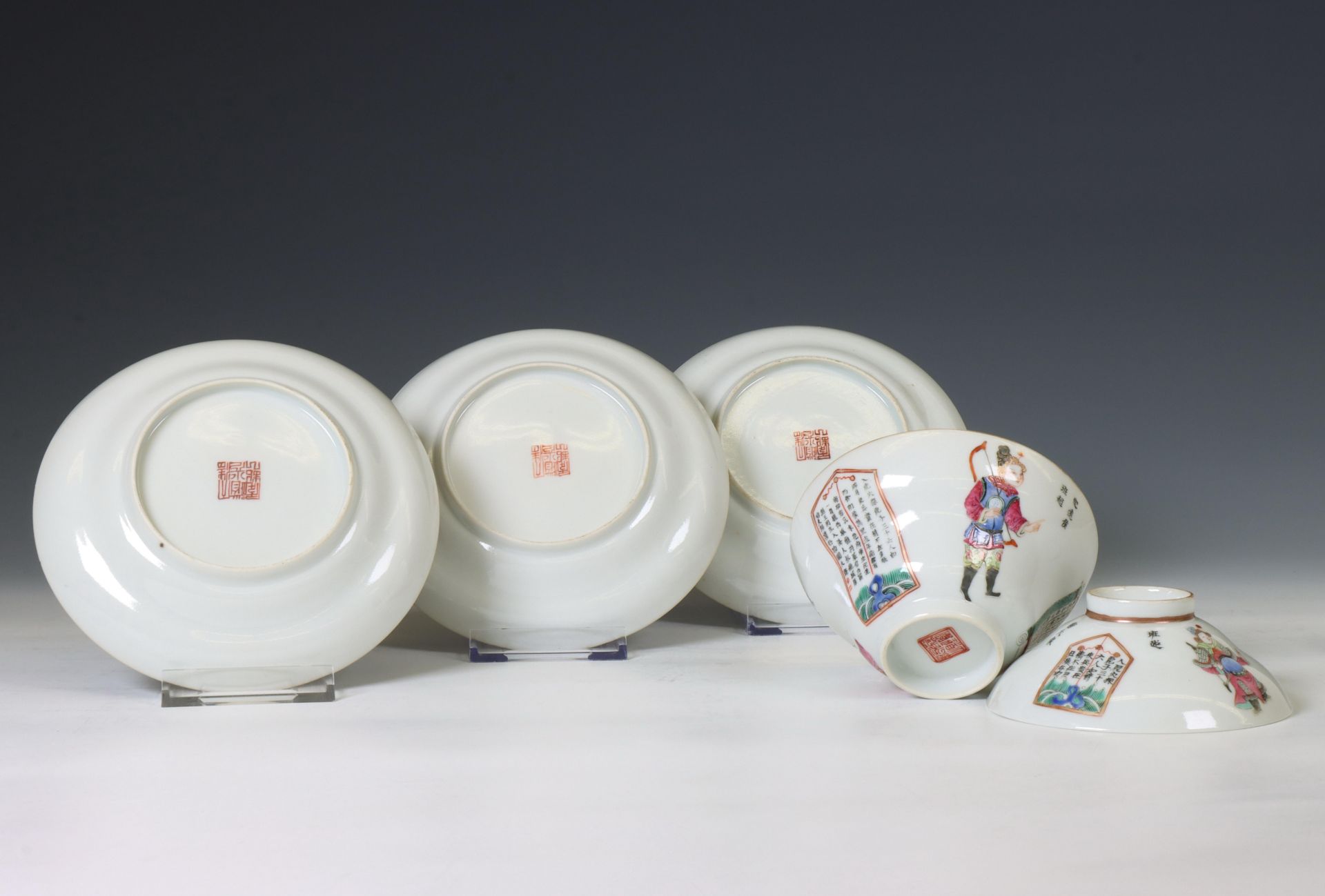 China, a set of one famille rose porcelain 'Wu Shuang Pu' ogee-form cup and cover and three saucers, - Bild 2 aus 2