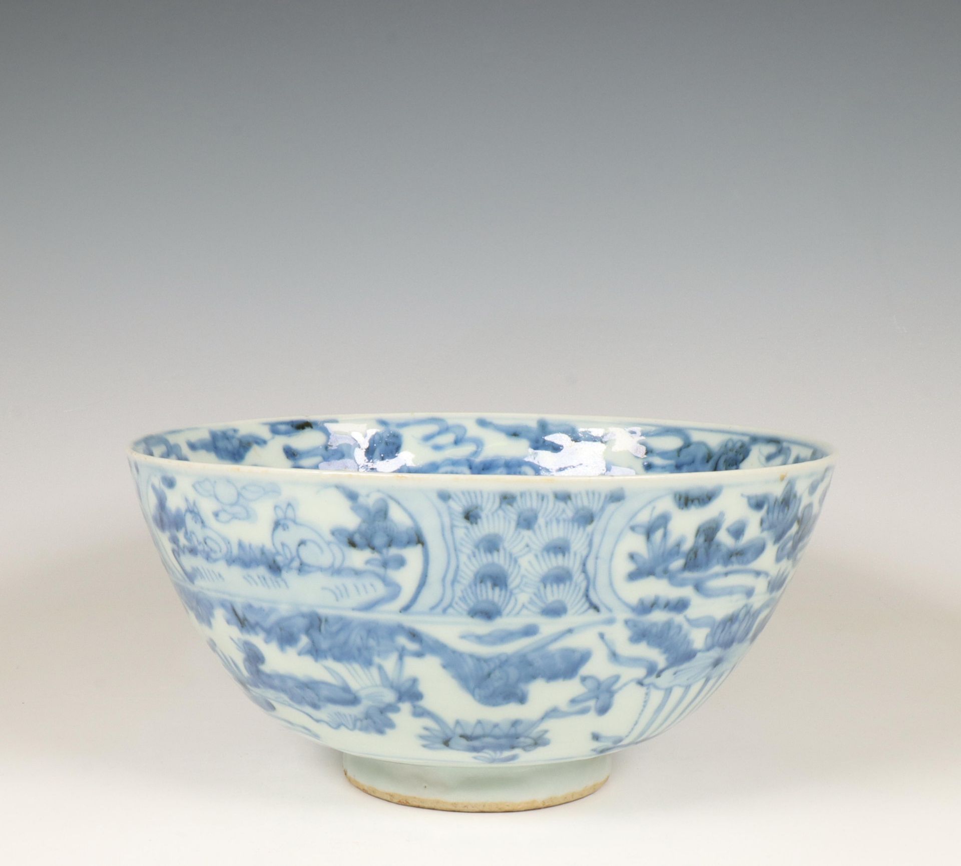China, a blue and white porcelain bowl, late Ming dynasty (1368-1644), - Bild 7 aus 11