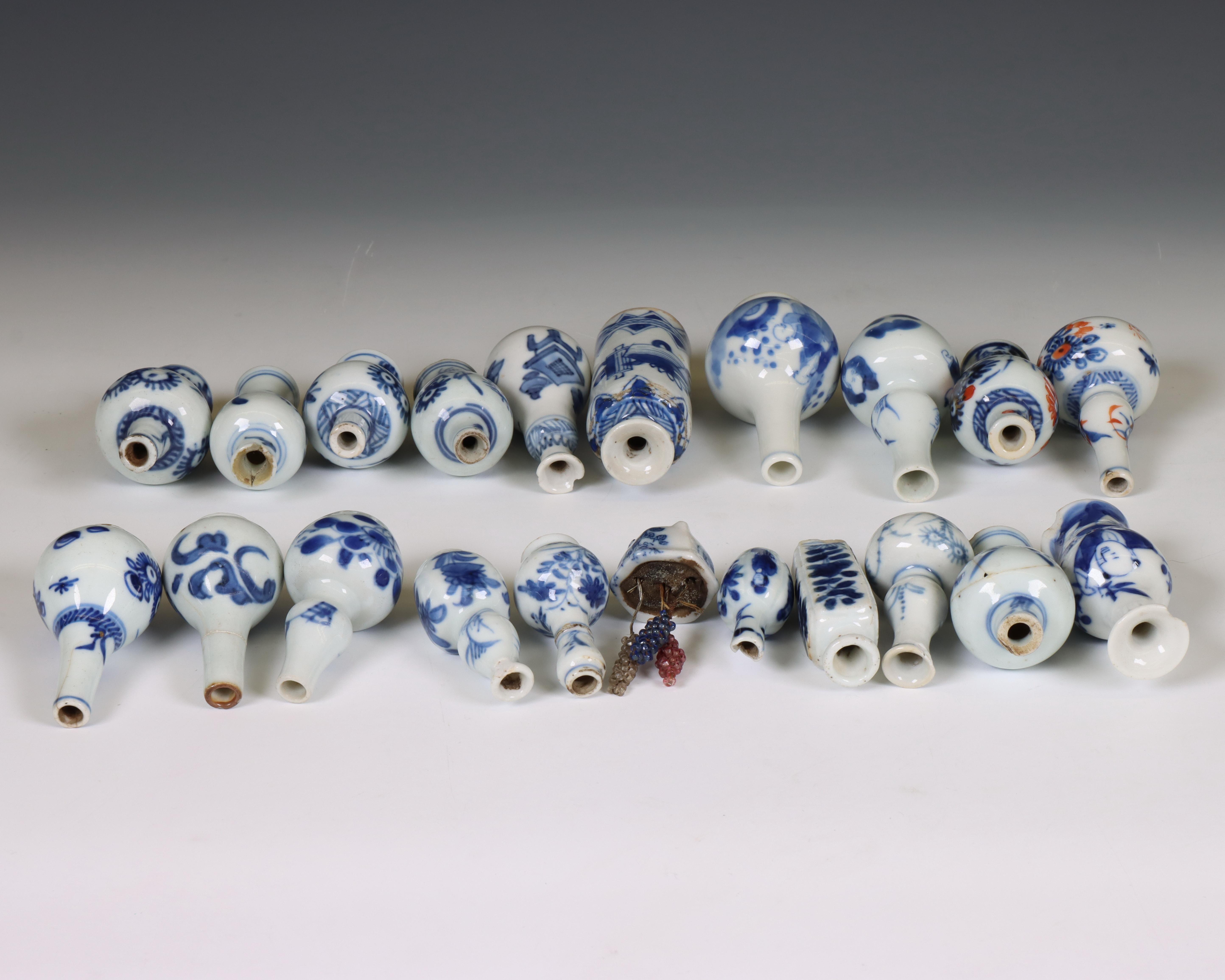 China, a collection of blue and white miniature vases, 18th century and later, - Bild 2 aus 4