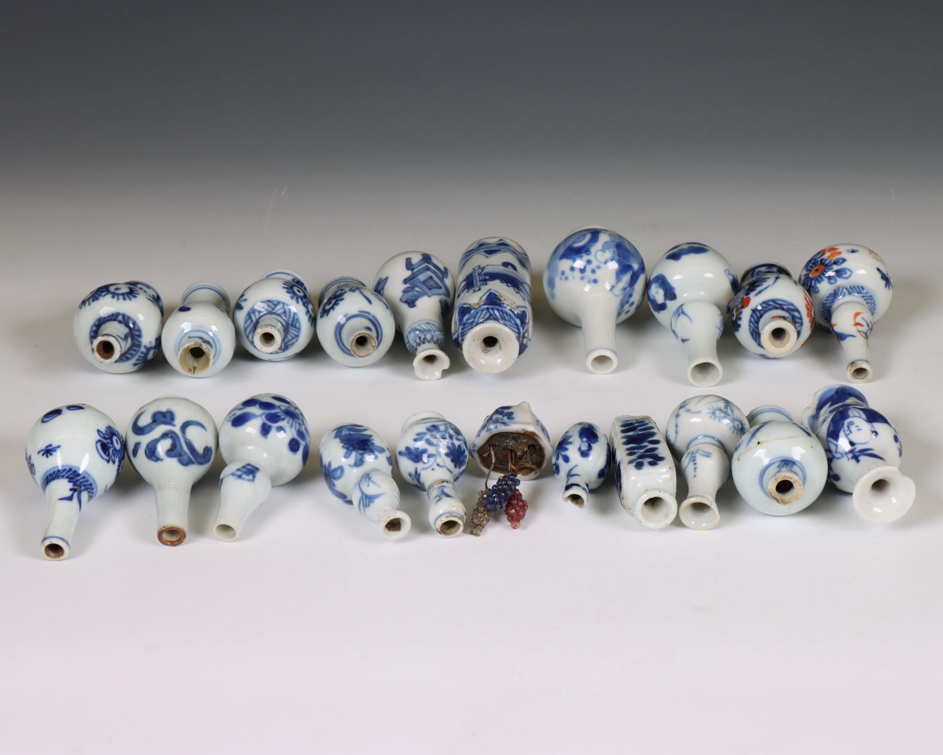 China, a collection of blue and white miniature vases, 18th century and later, - Bild 2 aus 4