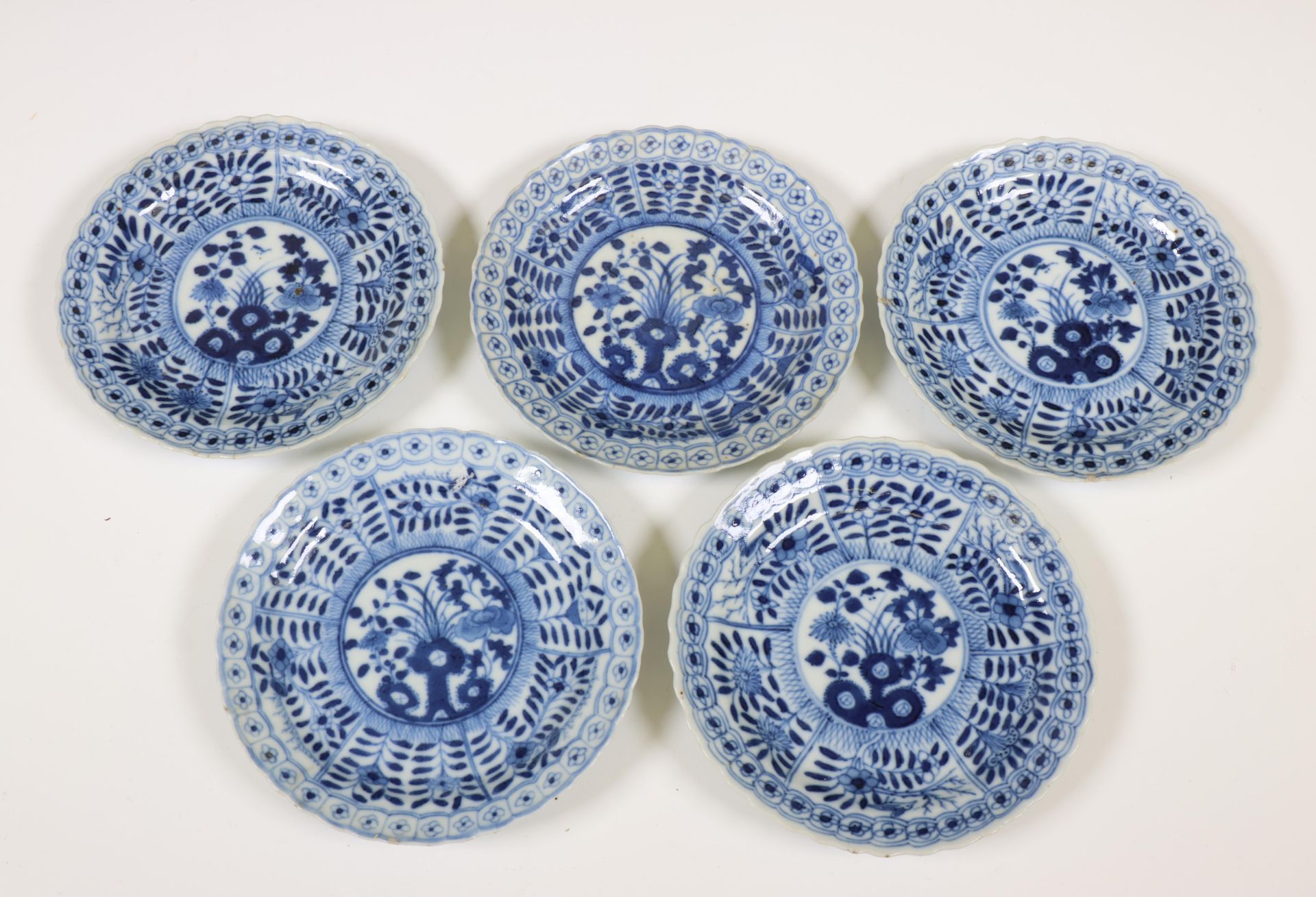 China, set of five blue and white porcelain cups and saucers, 18th/ 19th century, - Bild 3 aus 5