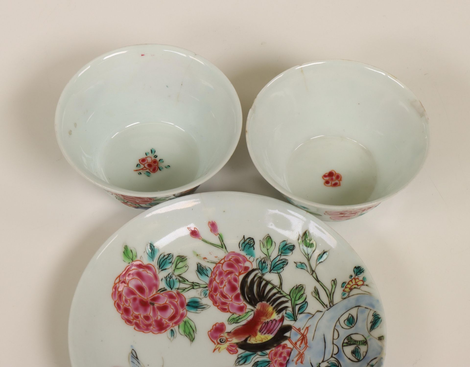 China, a set of six famille rose porcelain 'cockerel' cups and saucers, Qianlong period (1736-1795), - Bild 2 aus 3