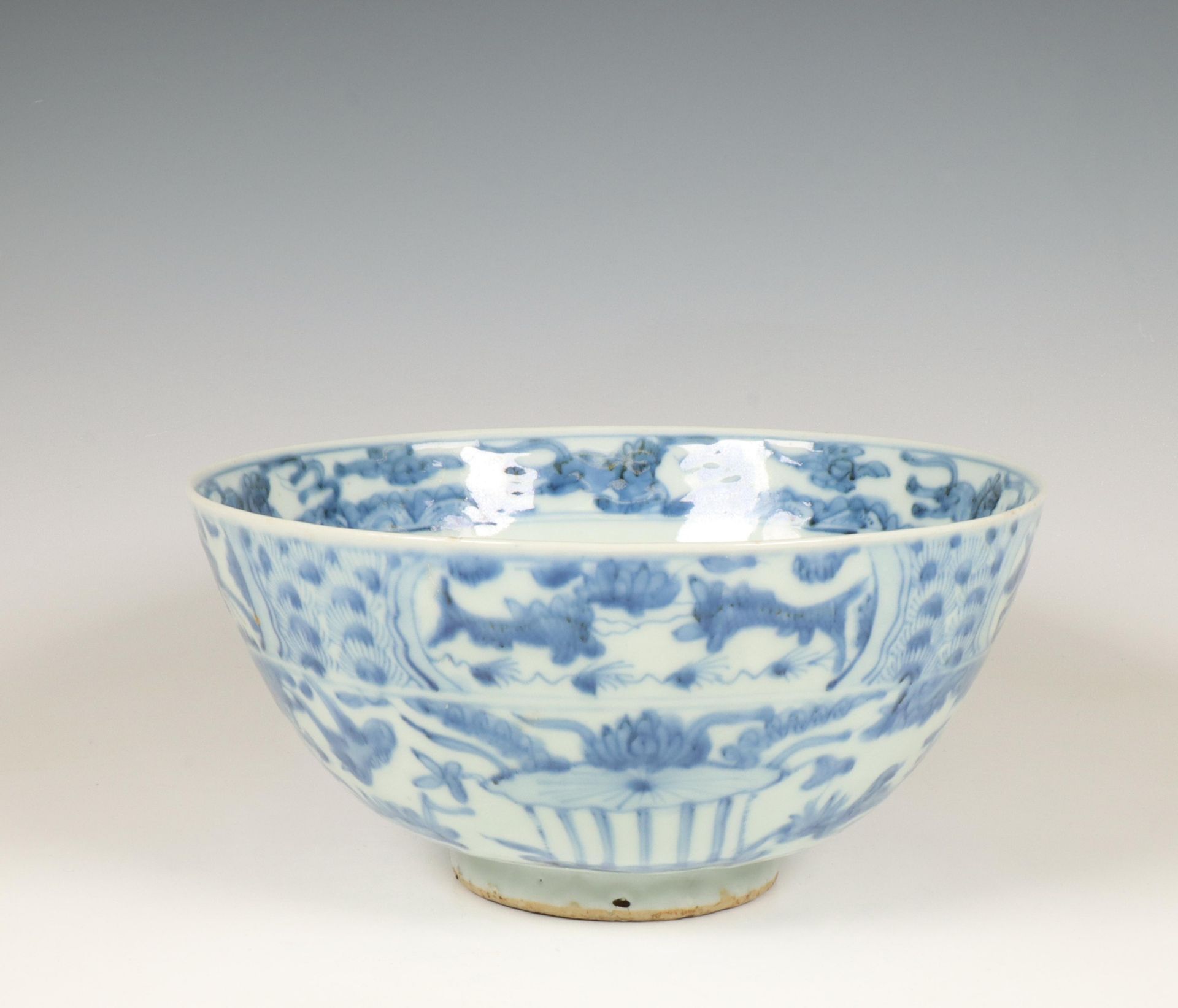 China, a blue and white porcelain bowl, late Ming dynasty (1368-1644),