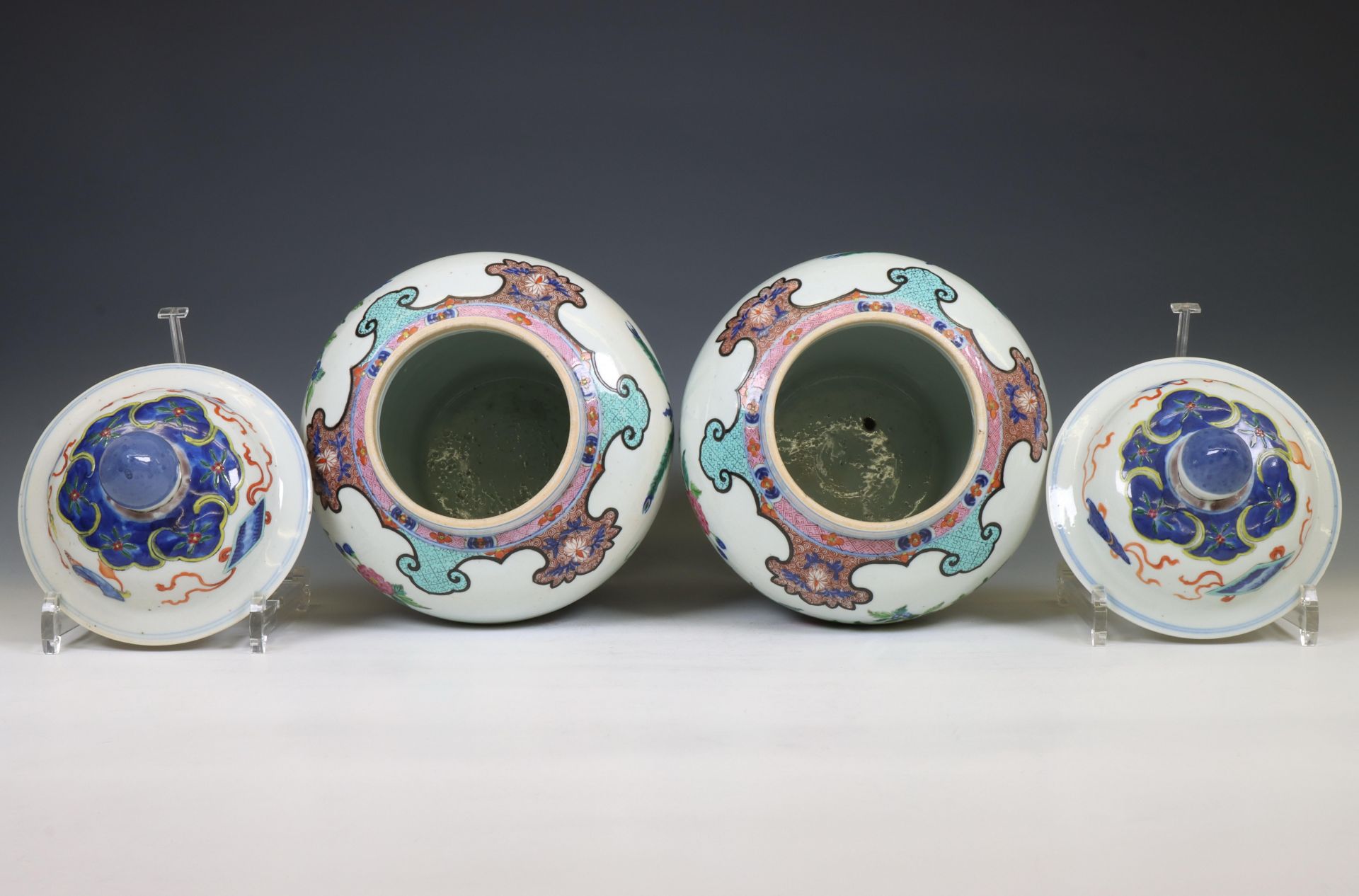 China, a pair of famille rose porcelain baluster jars and covers, 20th century, - Bild 4 aus 6