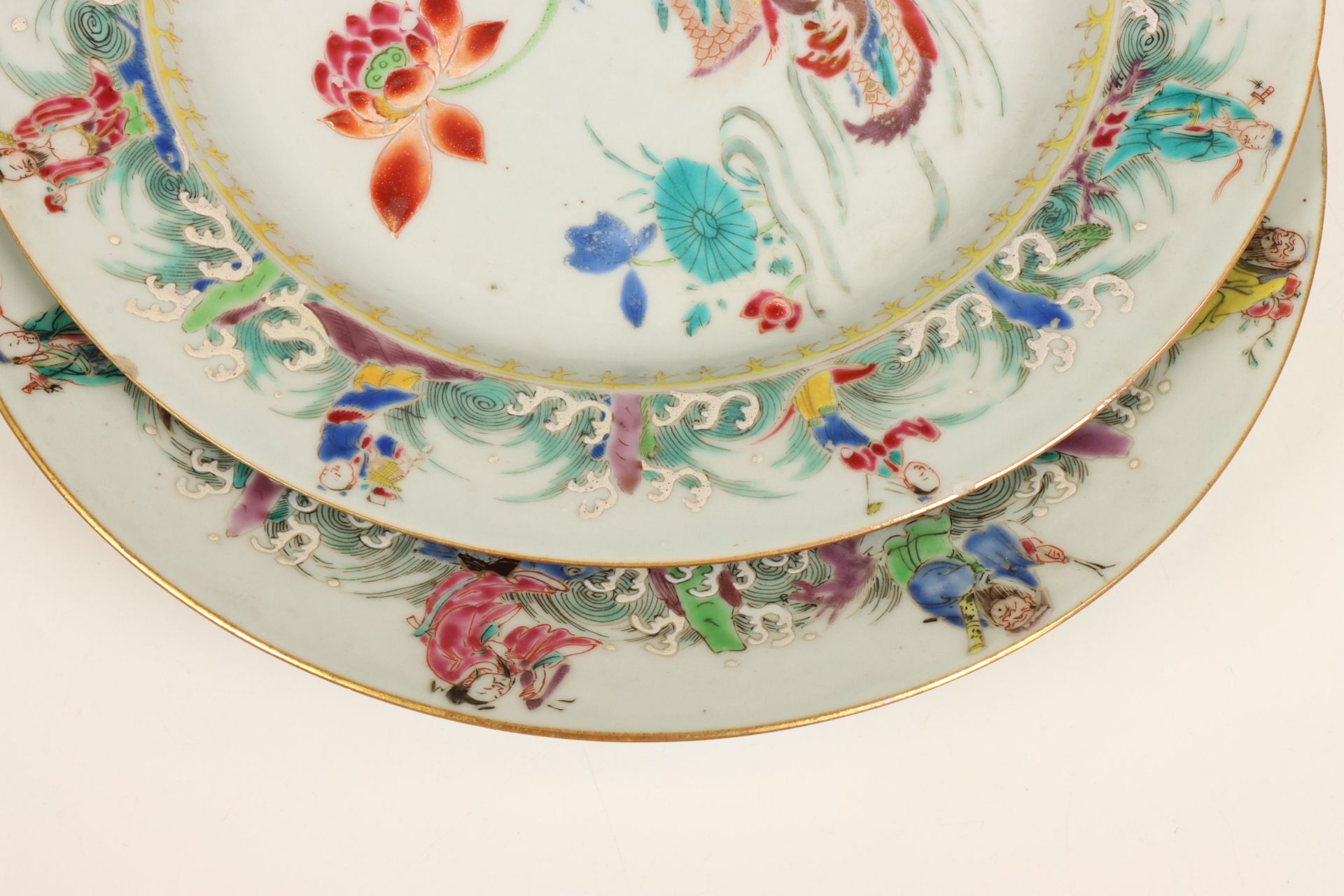 China, a pair of famille rose 'Mandarin ducks and Daoist Immortals' plates, ca. 1740, - Bild 2 aus 3