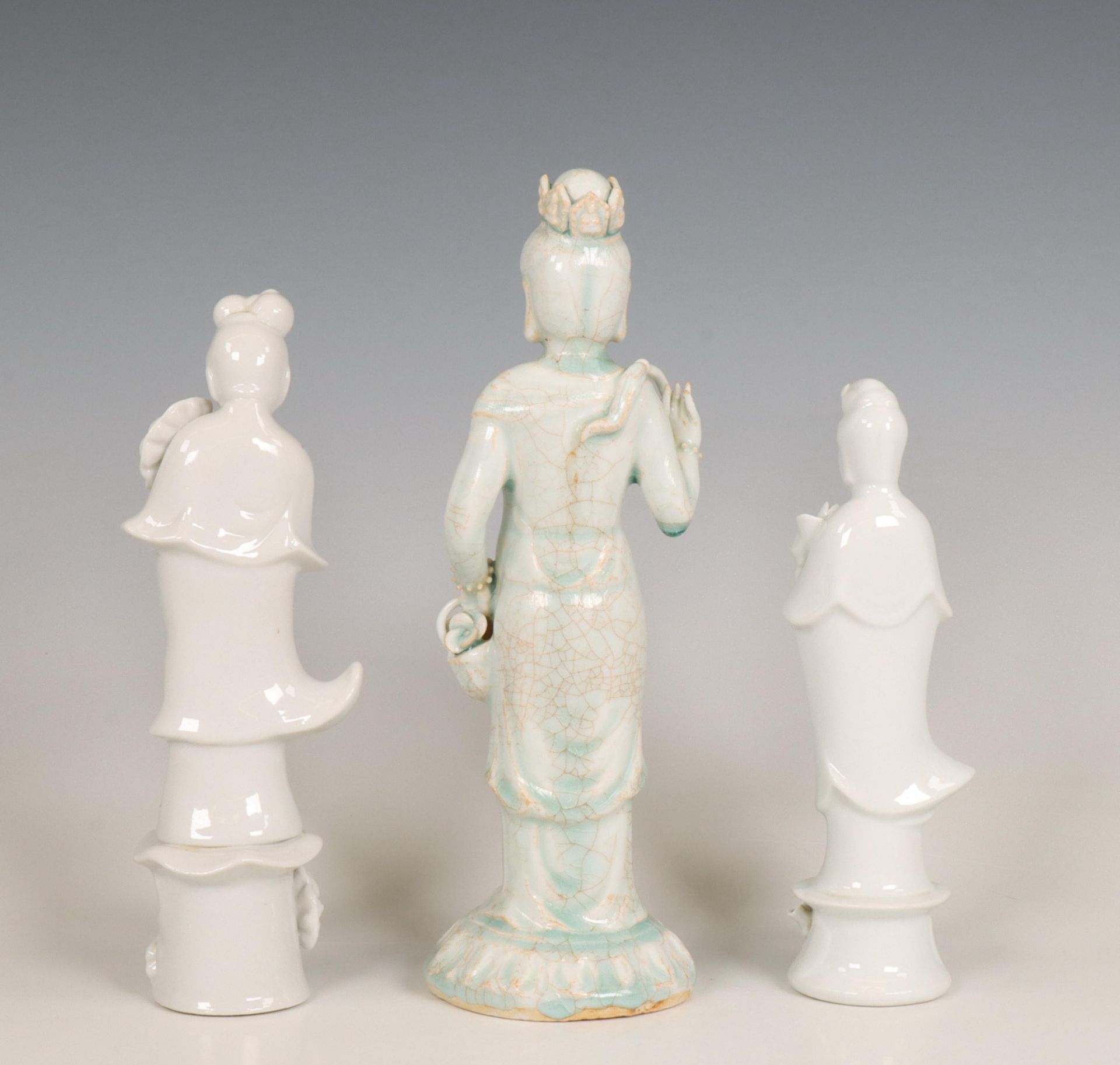 China, three white-glazed models of Guanyin, 19th-20th century, - Bild 2 aus 2