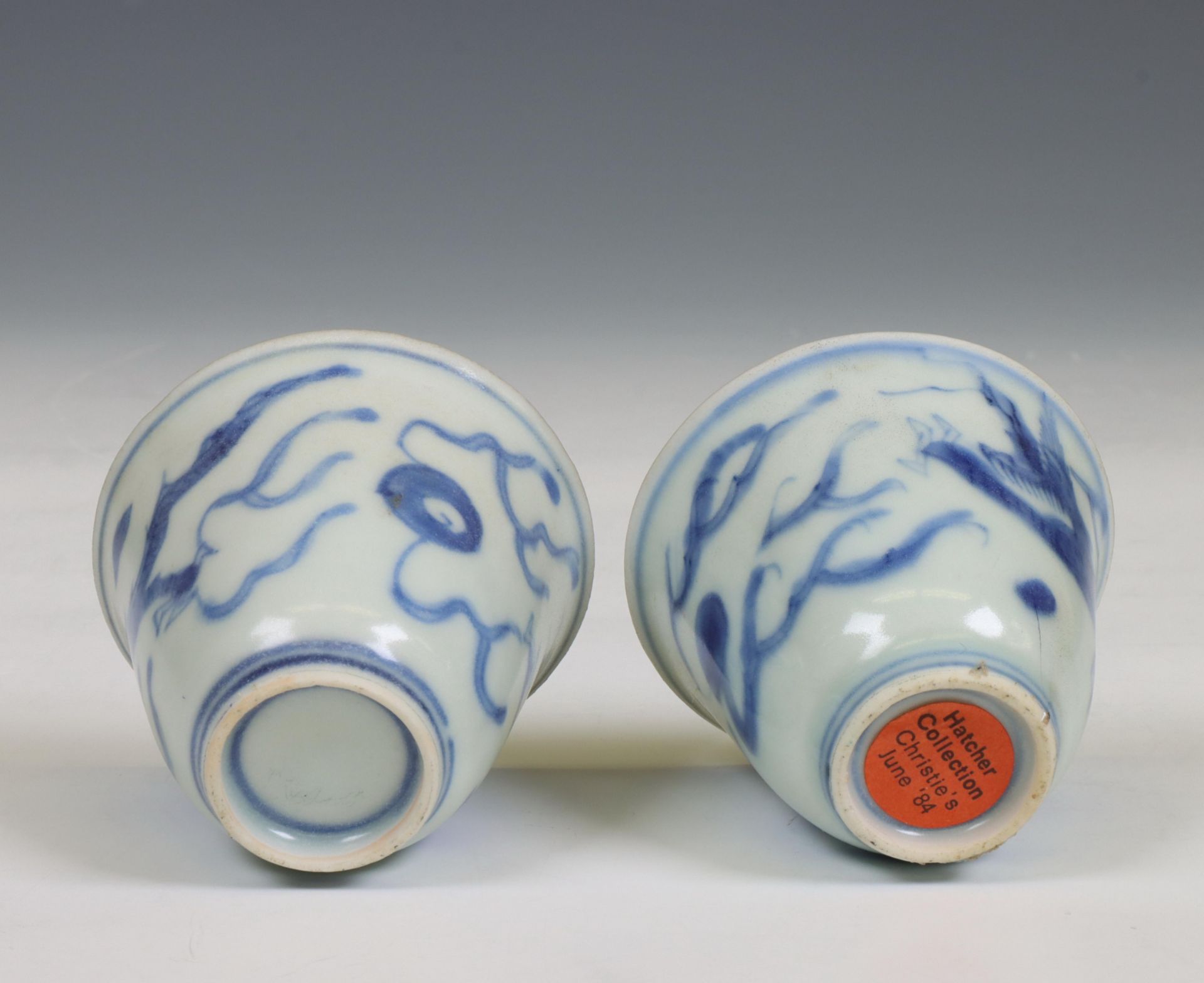 China, a pair of blue and white porcelain 'Hatcher Cargo' 'dragon' wine cups, circa 1640, - Bild 5 aus 7