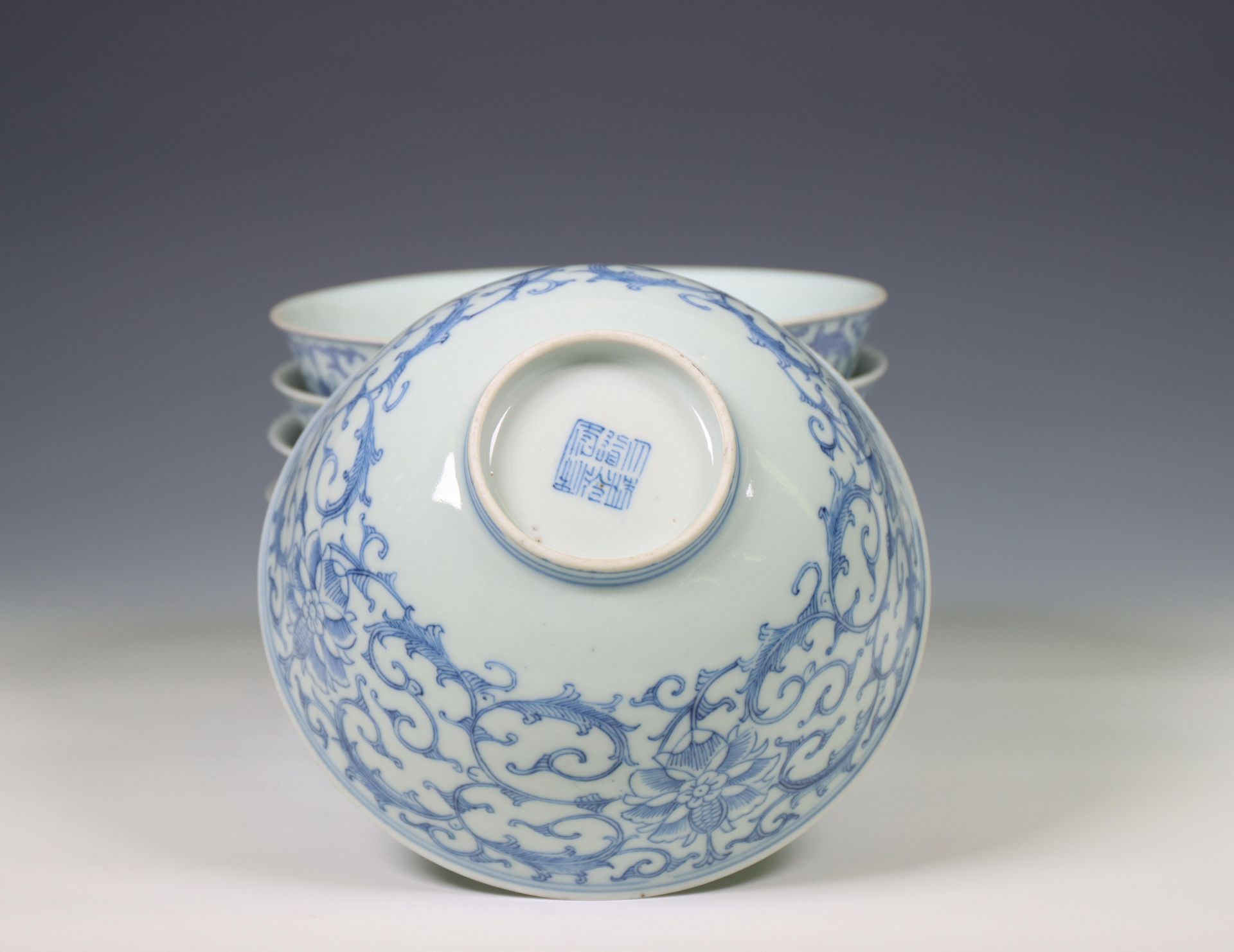 China, a set of five blue and white porcelain bowls, 20th century, - Bild 2 aus 3