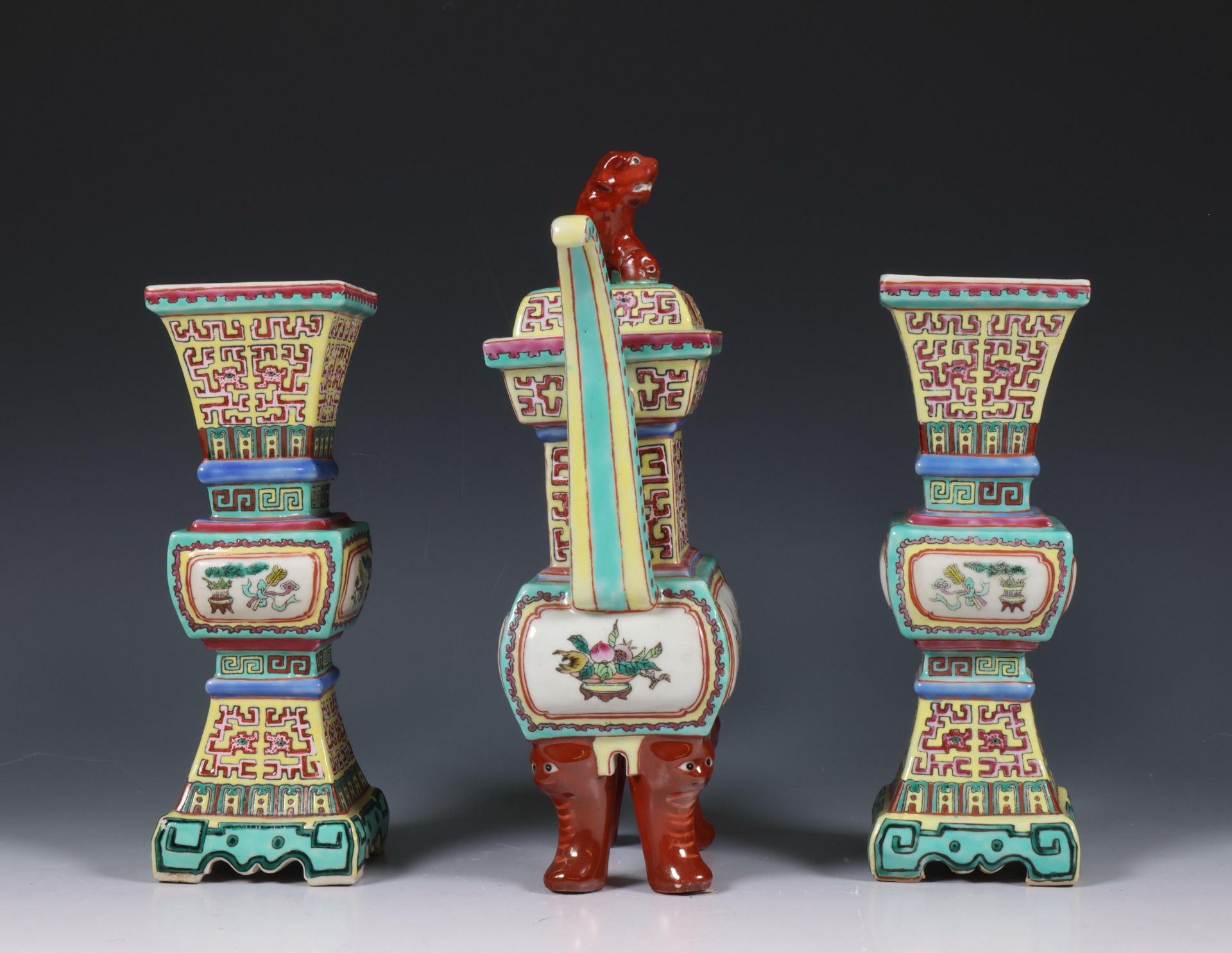 China, famille rose porcelain three-piece altar garniture, 20th century, - Bild 3 aus 6