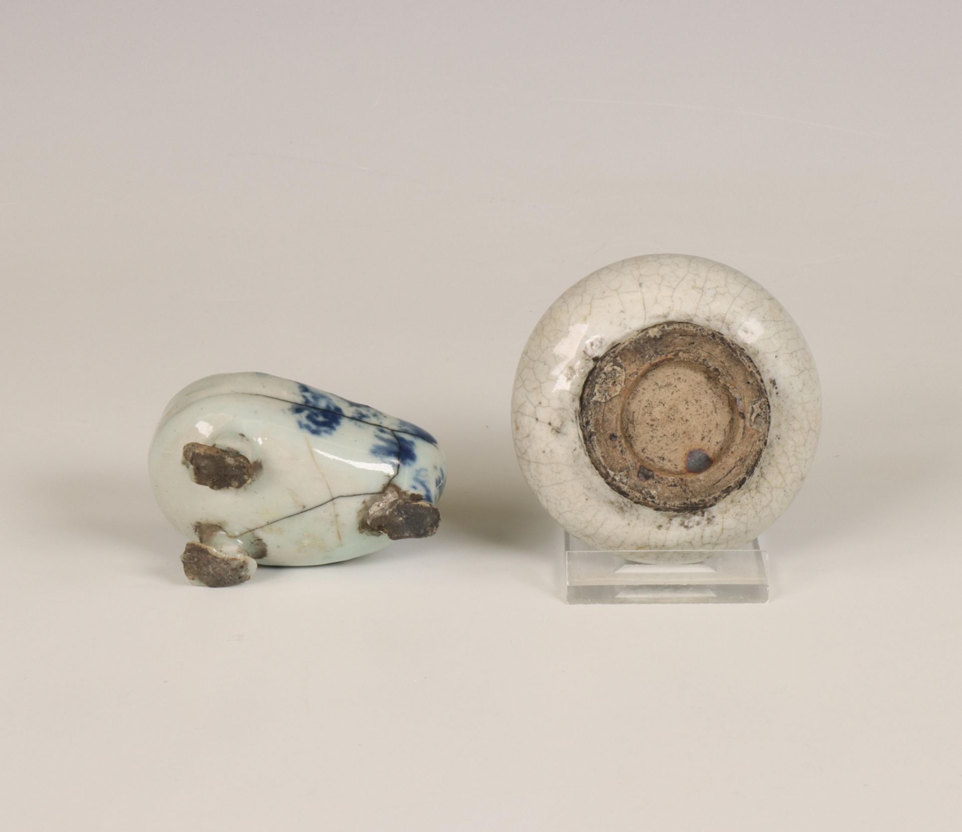 China, blue and white porcelain water dropper and an ink pot, Ming dynasty (1368-1644), - Image 5 of 6