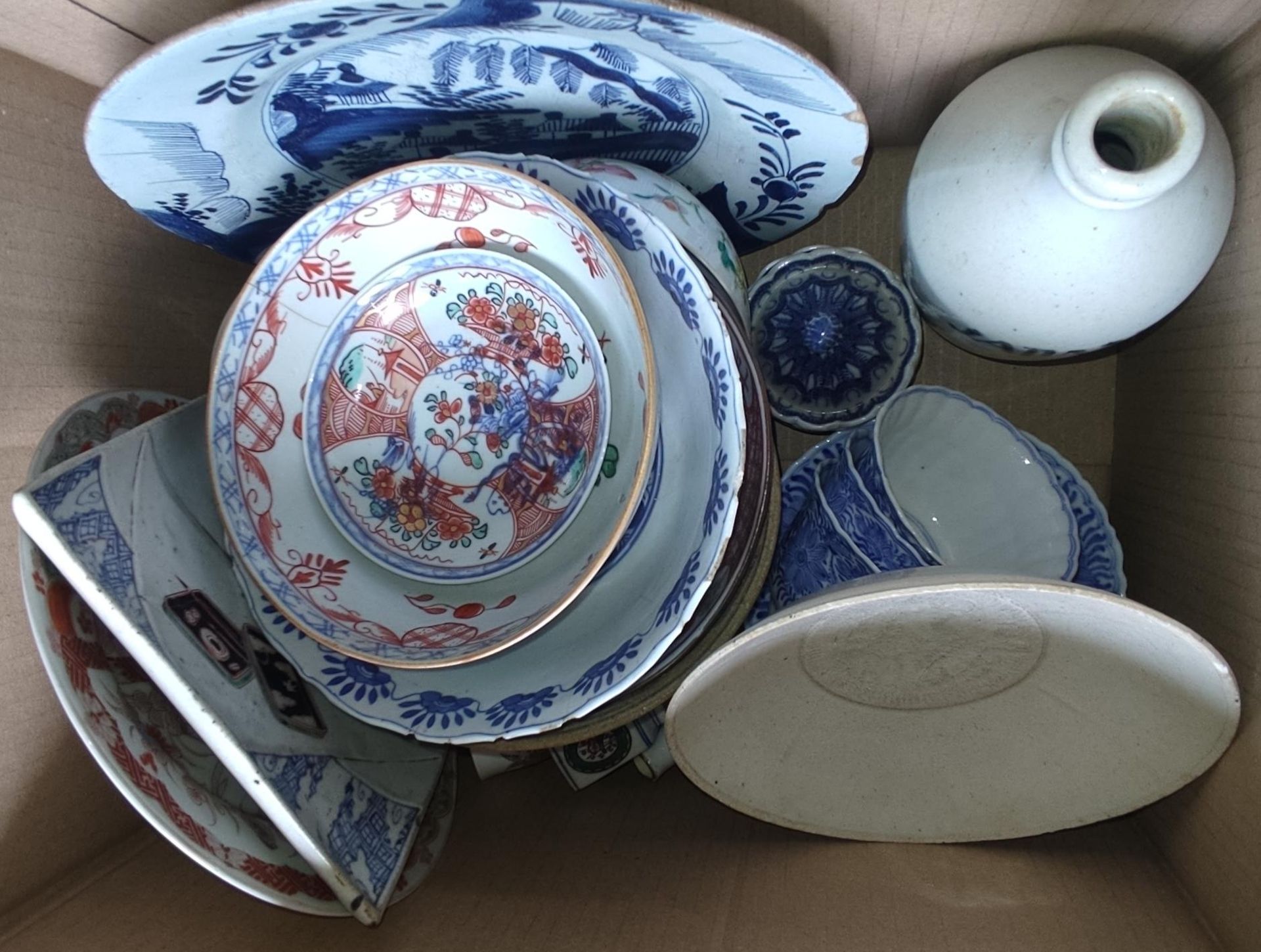 China and Japan, a collection of Imari, ' Amsterdams Bont' and blue and white porcelain, 18th-20th c - Bild 2 aus 2