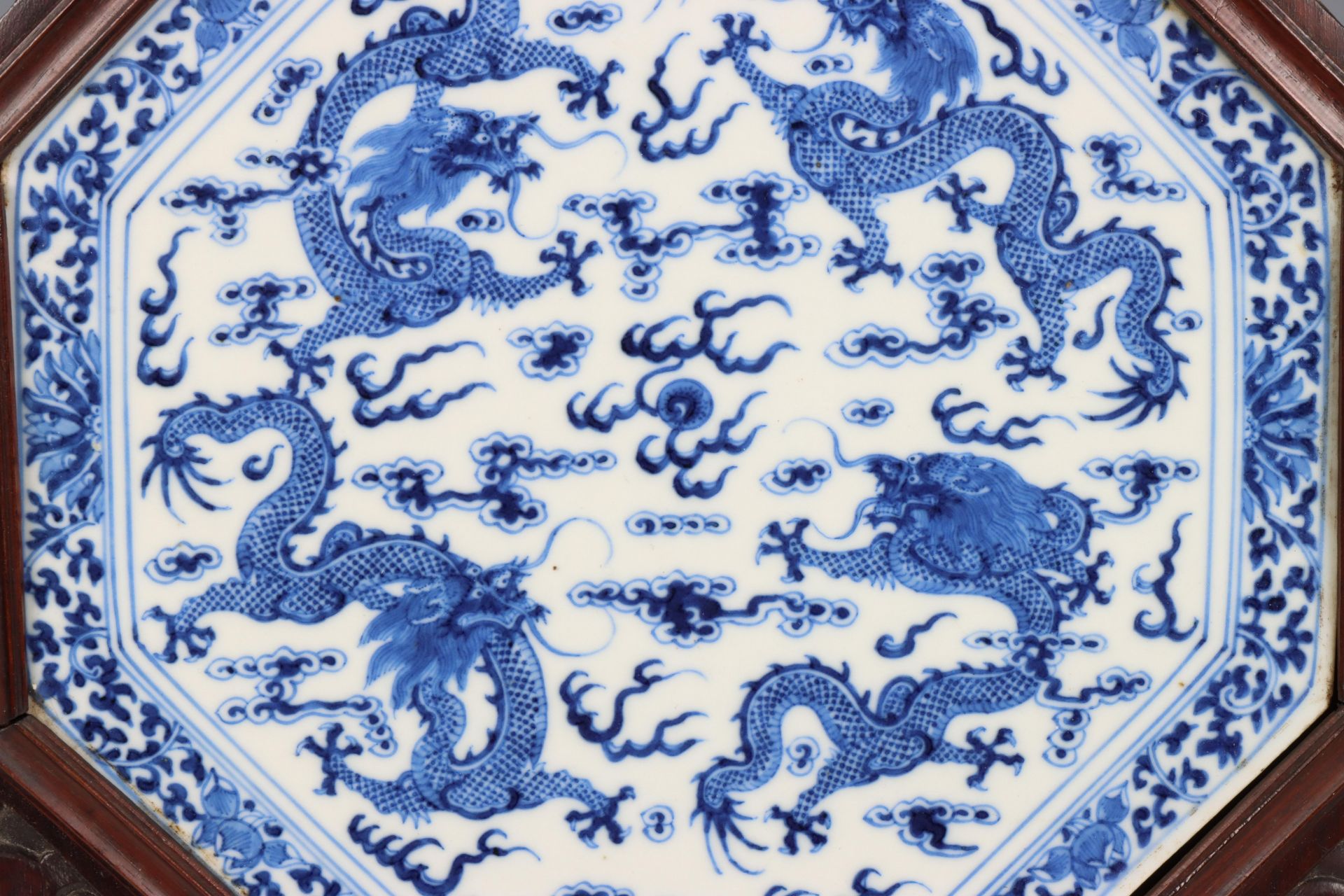 China, a framed blue and white porcelain 'dragon' panel, late Qing dynasty (1644-1912), - Bild 3 aus 3