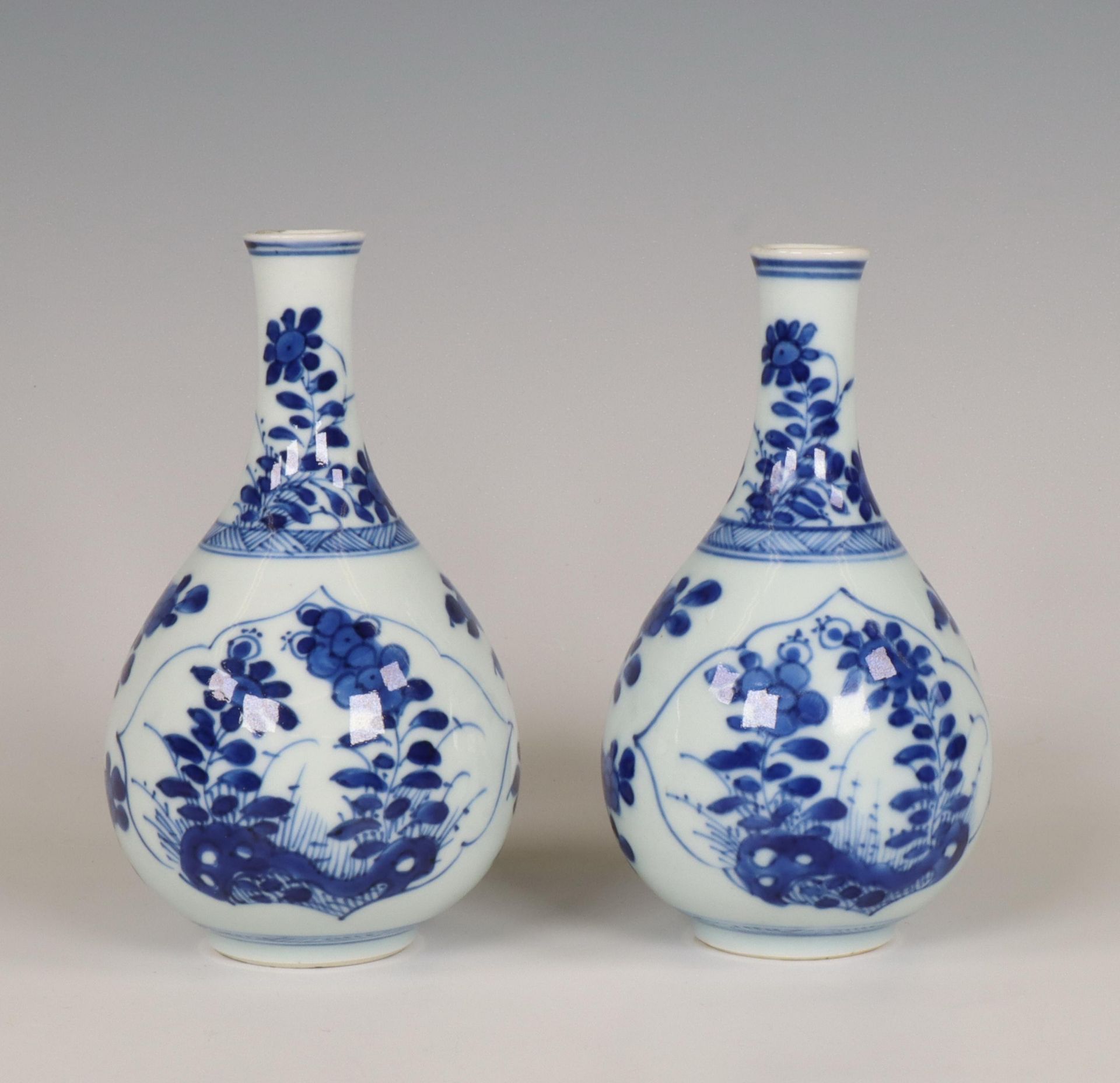 China, a pair of small blue and white porcelain bottle vases, Kangxi period (1662-1722), - Bild 2 aus 7