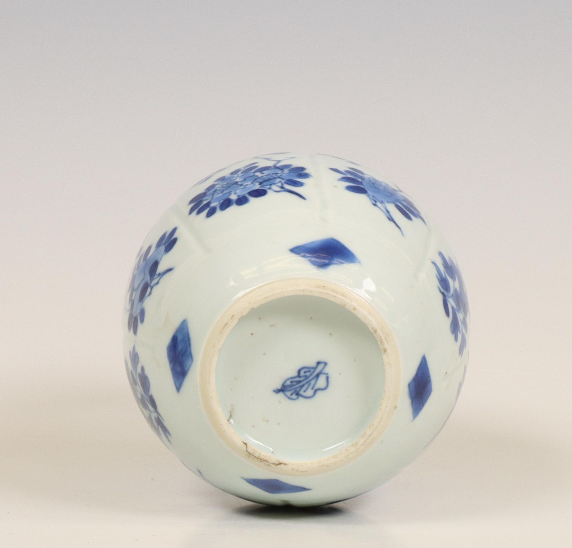 China, a silver-mounted blue and white porcelain tea-caddy, Kangxi (1662-1722), the silver later, - Bild 5 aus 6