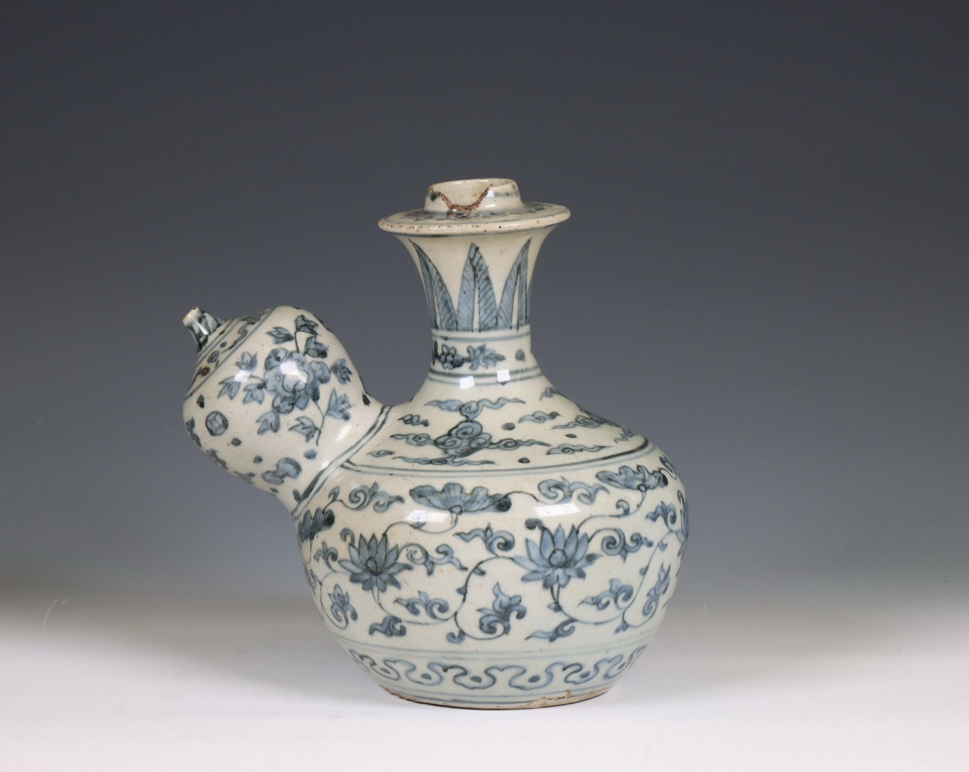 China, a Ming-style blue and white porcelain kendi, ca. 1900,