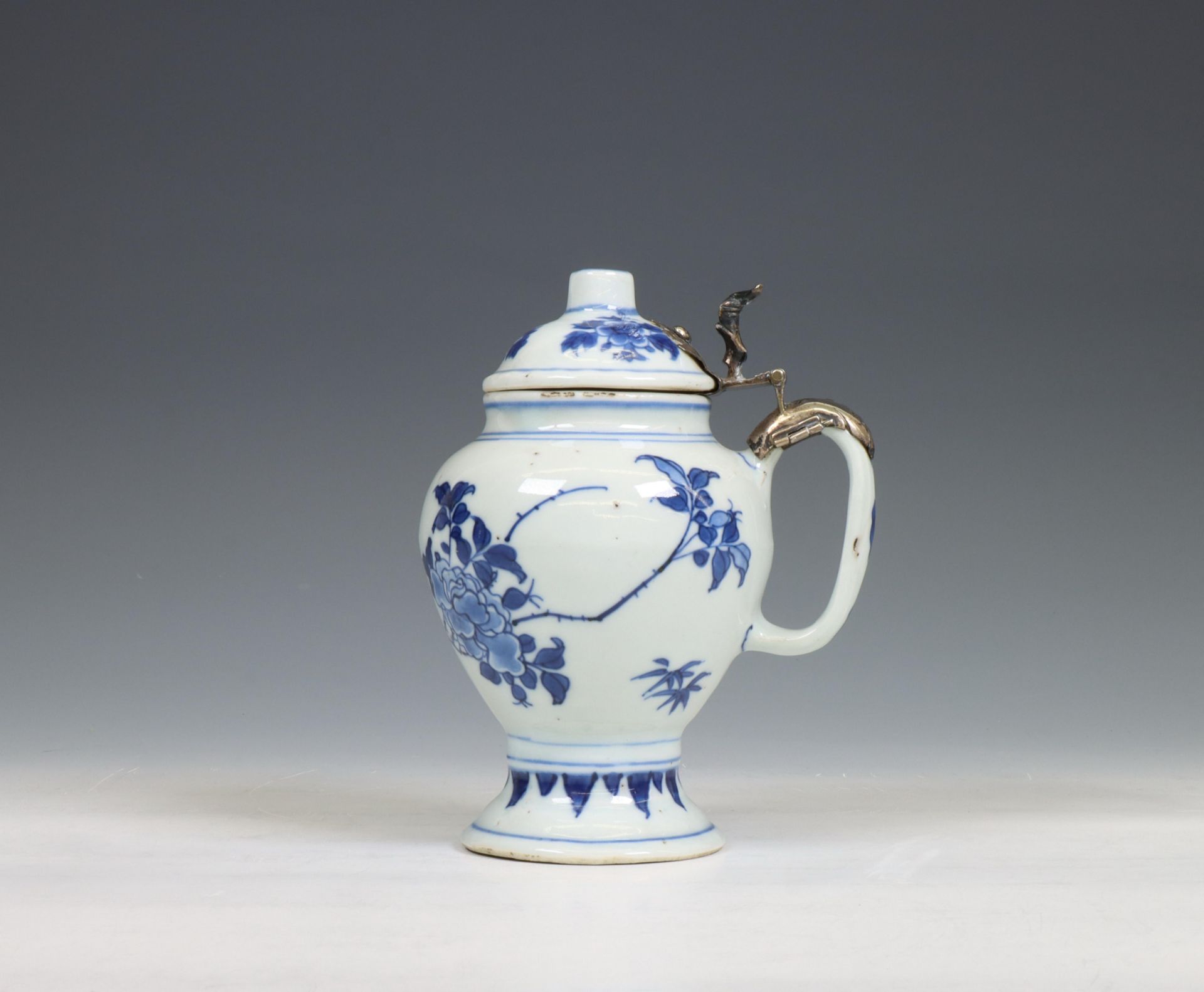 China, a Transitional silver-mounted blue and white mustard-pot and associated cover, mid 17th centu