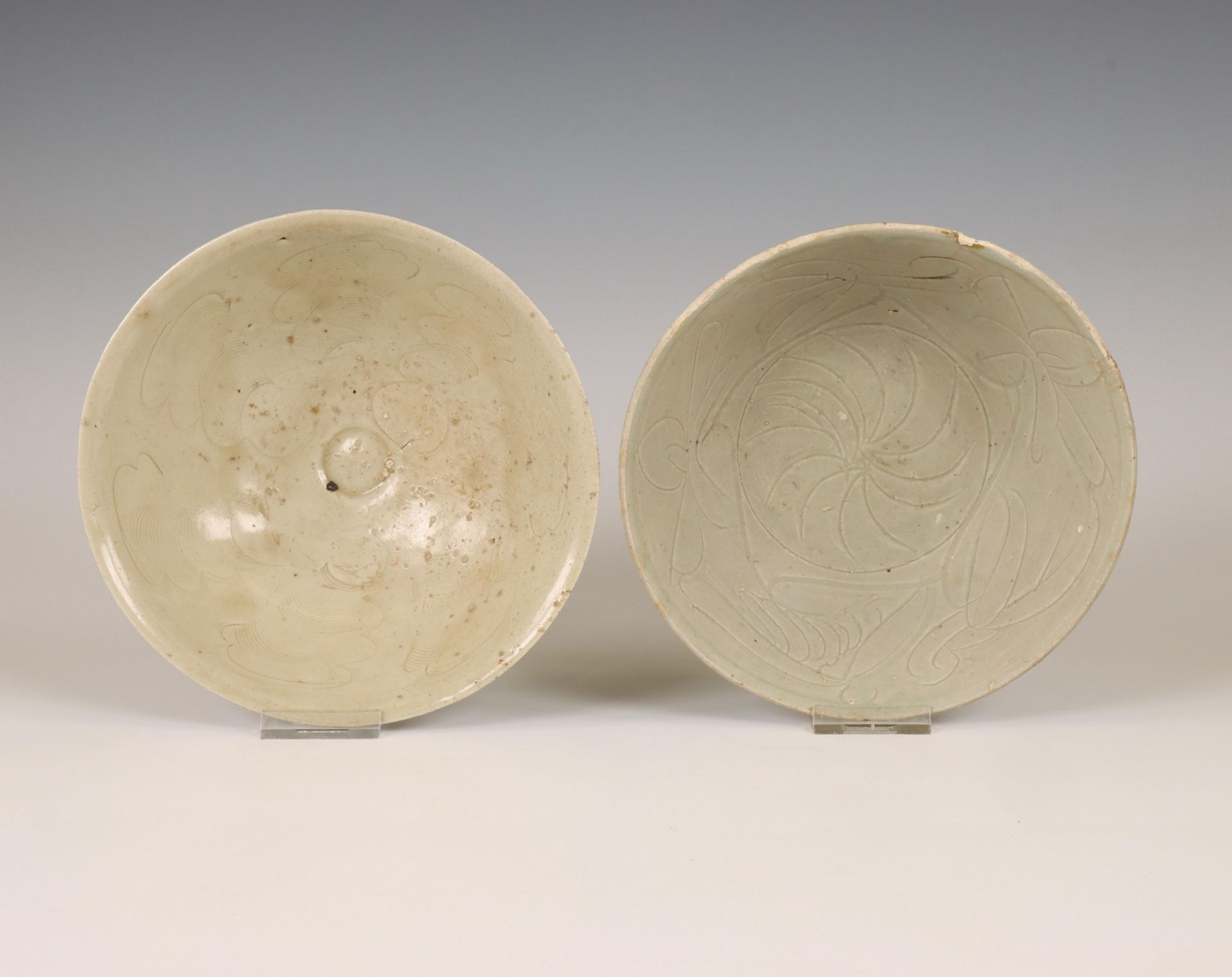 China, two celadon-glazed bowls, Song dynasty (960-1279) or later, - Bild 3 aus 3