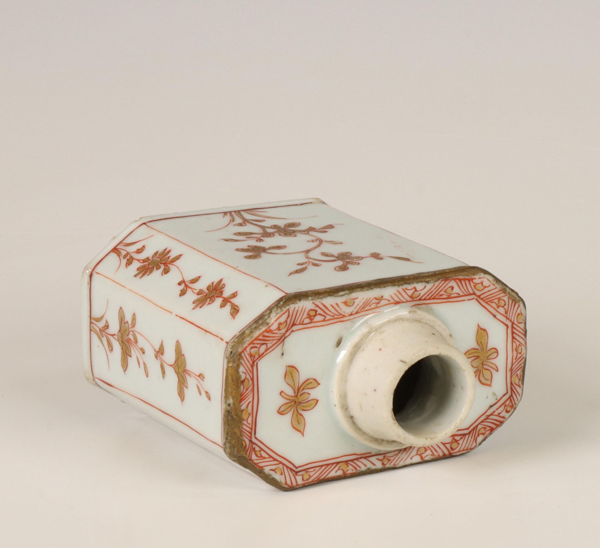 China, an iron-red and gilt porcelain tea-caddy, 18th century, - Bild 2 aus 2