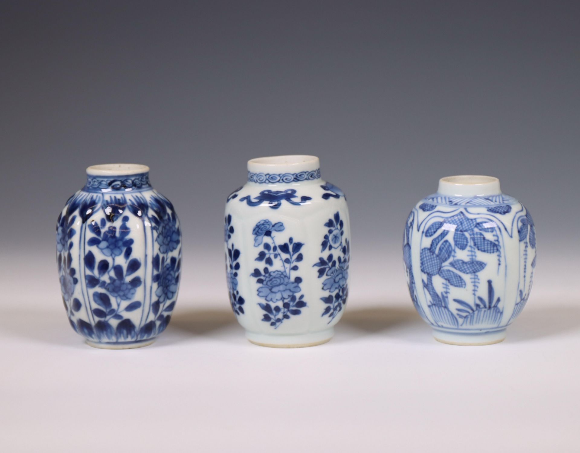 China, three various blue and white porcelain jarlets, Kangxi period (1662-1722), - Bild 5 aus 5