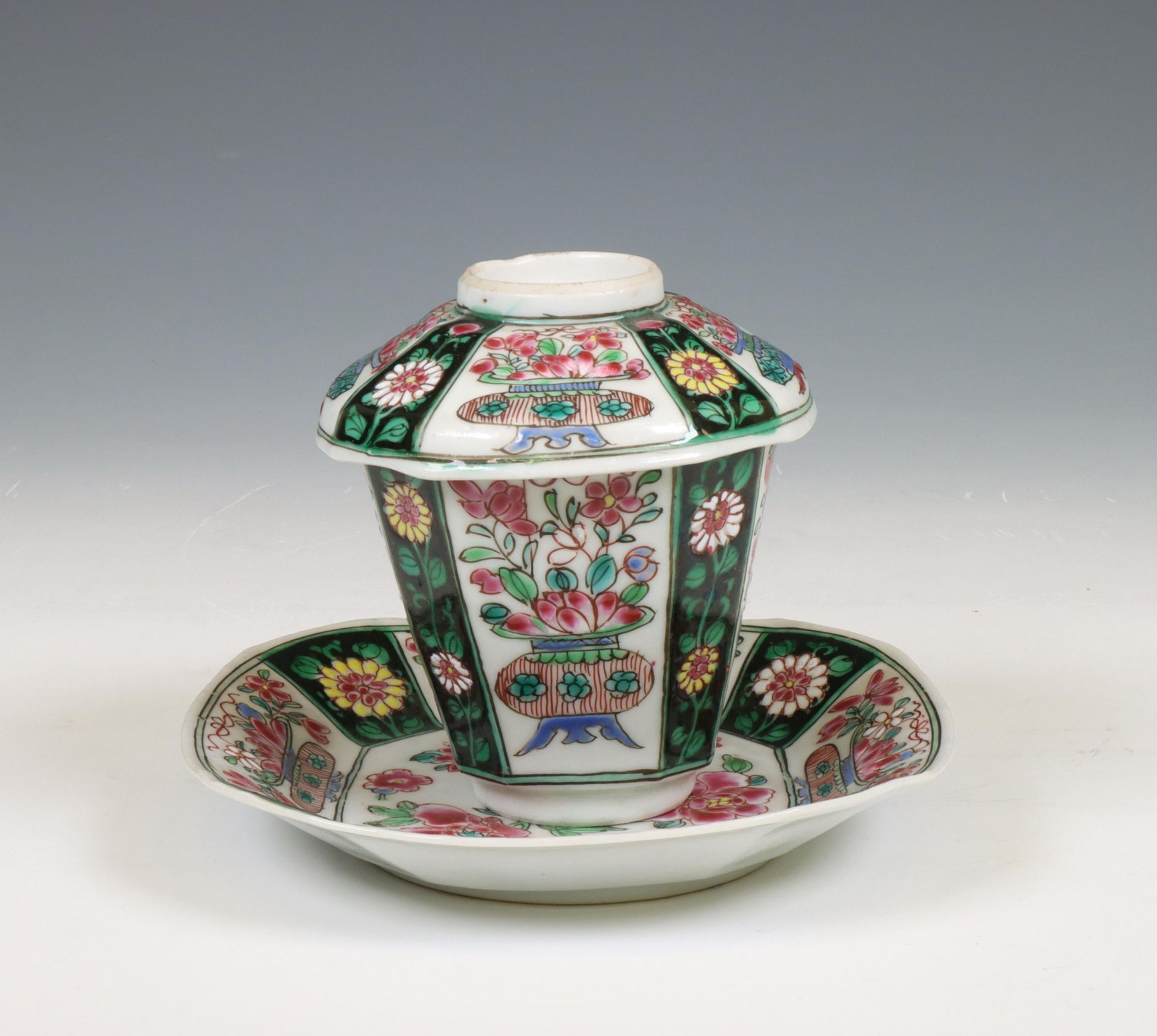 China, famille rose porcelain cup, saucer and cover, Qianlong period (1736-1795), - Bild 3 aus 6