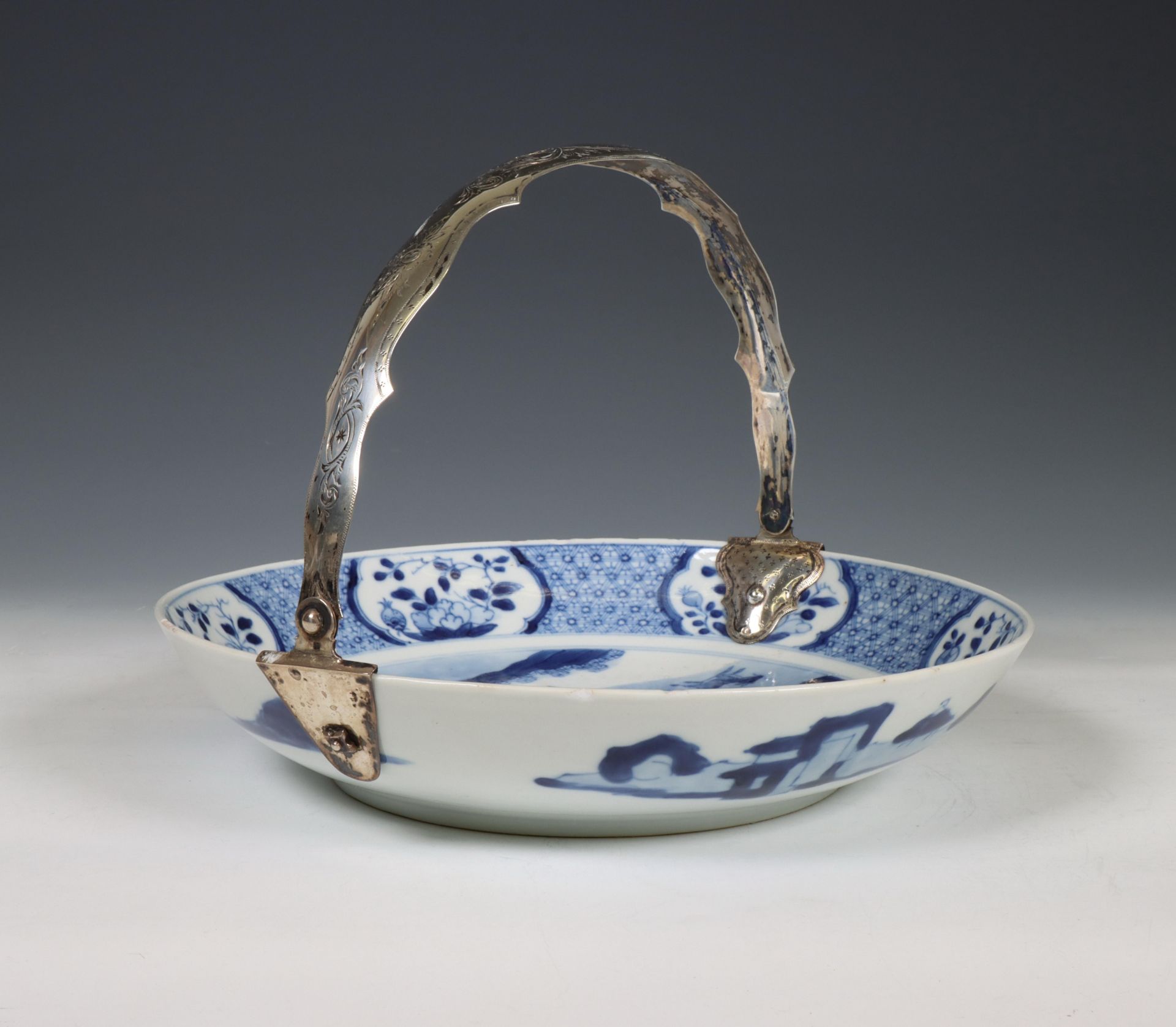 China, silver-mounted blue and white porcelain 'Joosje te paard' dish, 18th-19th century, - Bild 4 aus 4