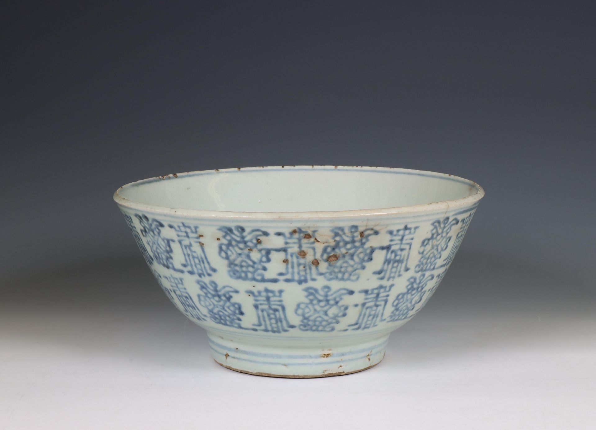 China, a blue and white shou-character bowl, ca. 1900, - Bild 3 aus 6