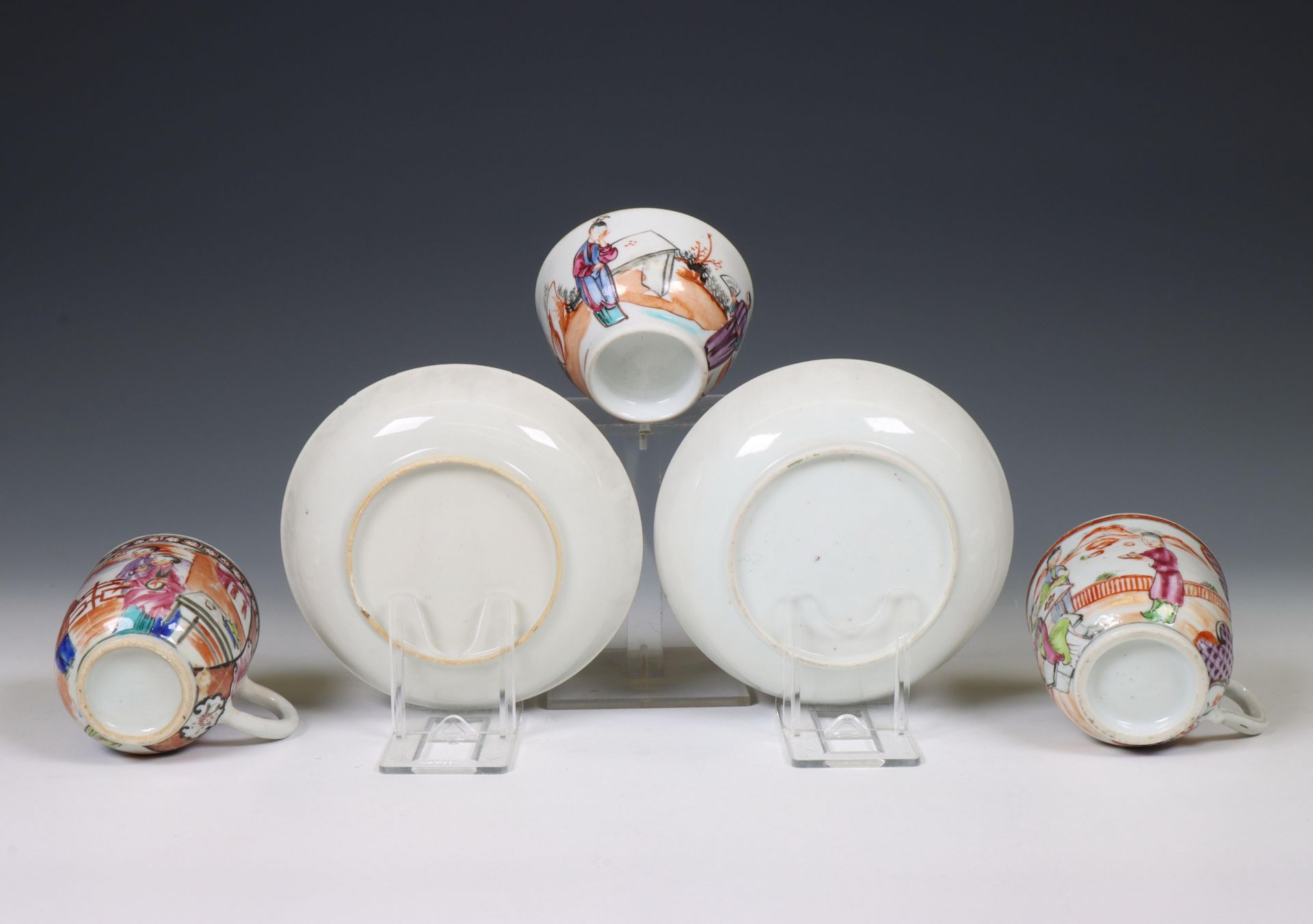 China, a small collection of Mandarin famille rose cups and saucers, Qianlong period (1736-1795), - Bild 2 aus 2