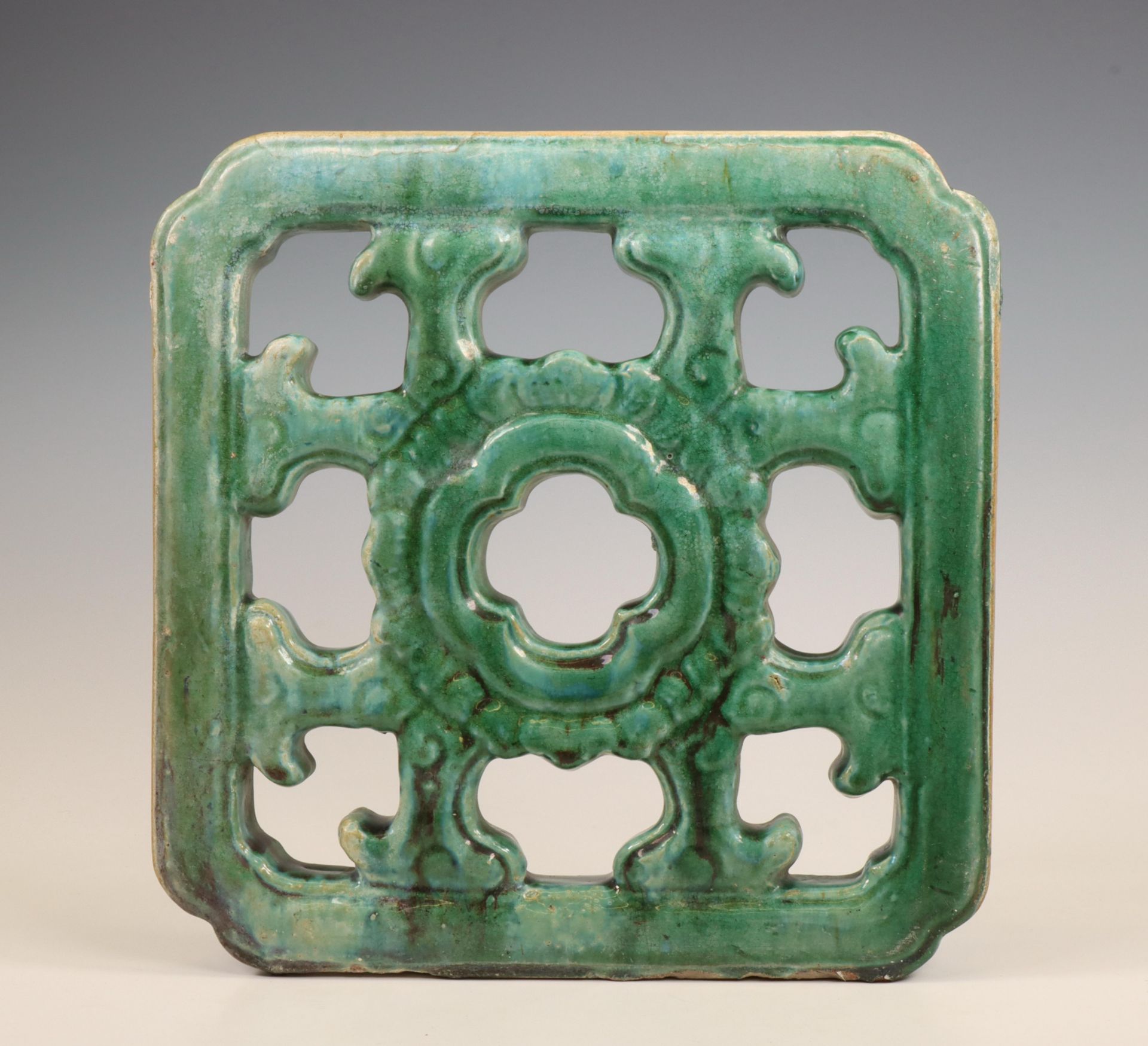 China, a green-glazed earthenware openworked panel, ca. 19th century,