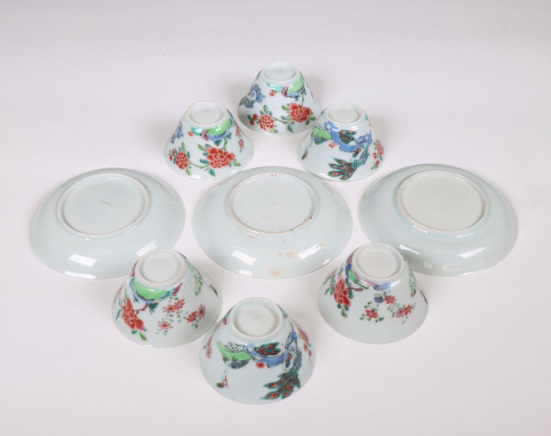 China, a set of six famille rose porcelain cups and three saucers, Qianlong period (1736-1795), - Bild 2 aus 3