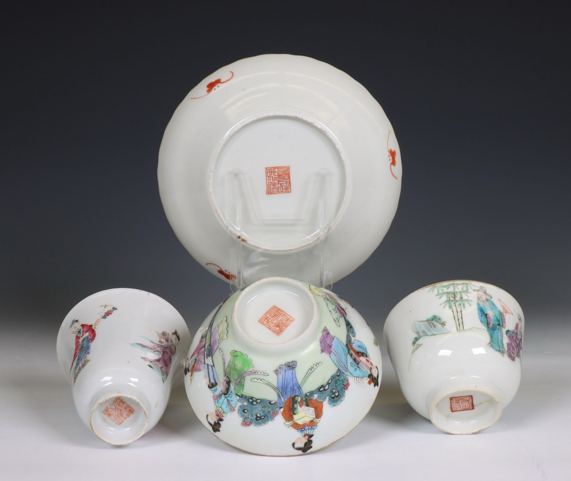 China, a famille rose porcelain cup and saucer and two cups, 19th century, - Bild 3 aus 5