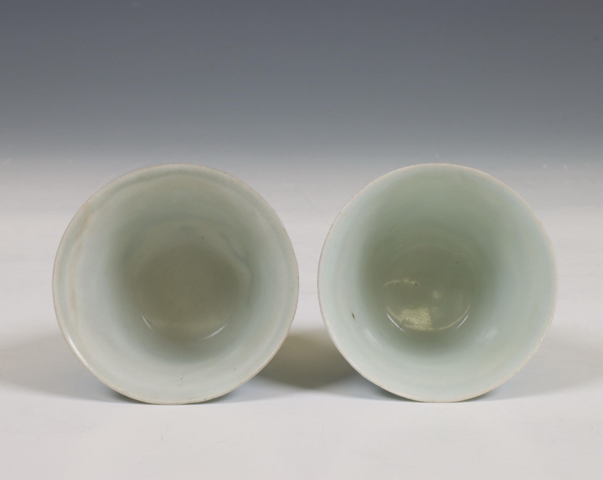 China, a pair of blue and white porcelain 'Hatcher Cargo' 'dragon' wine cups, circa 1640, - Bild 4 aus 7