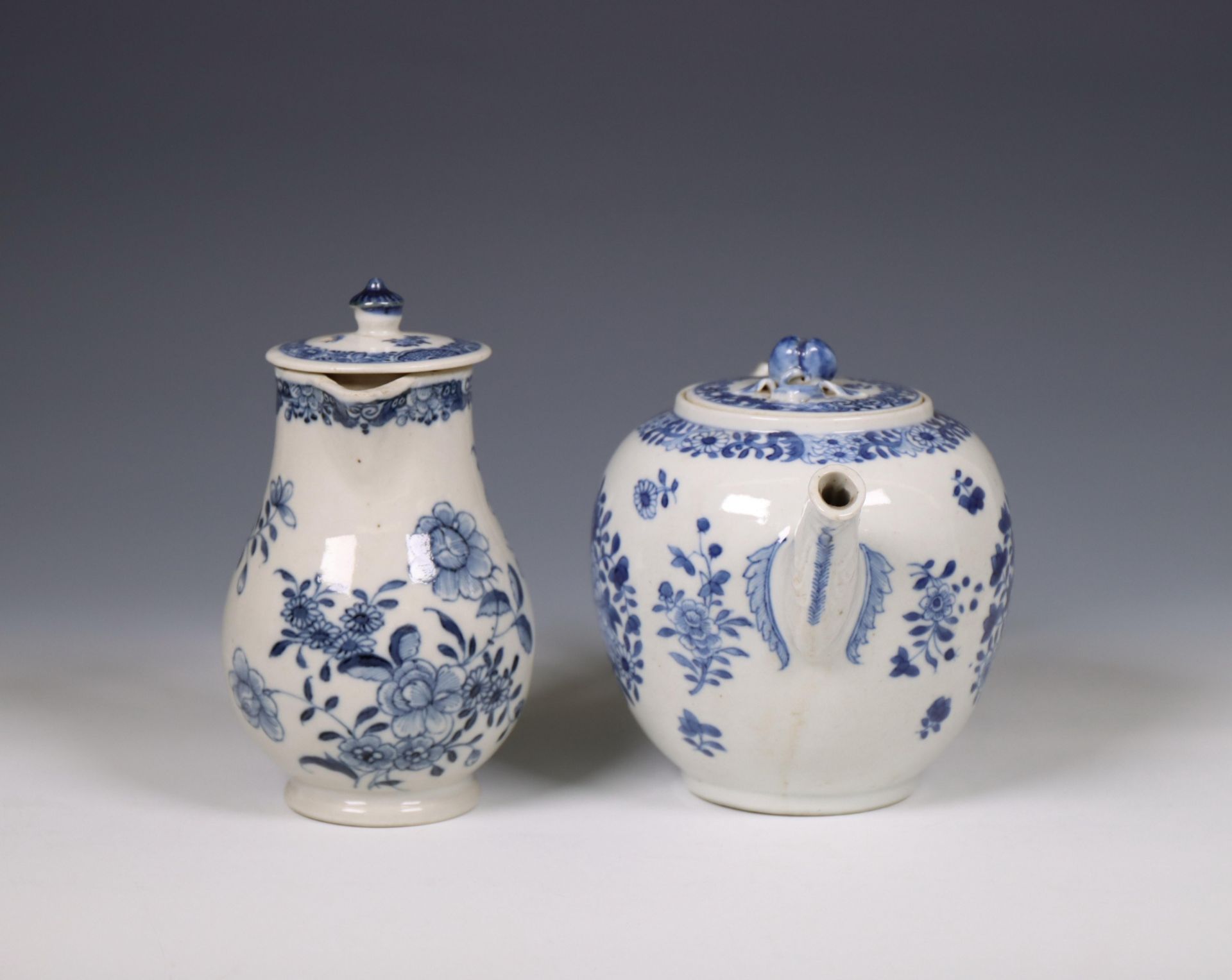 China, a blue and white porcelain teapot and a milk-jug, 18th century, - Bild 3 aus 6