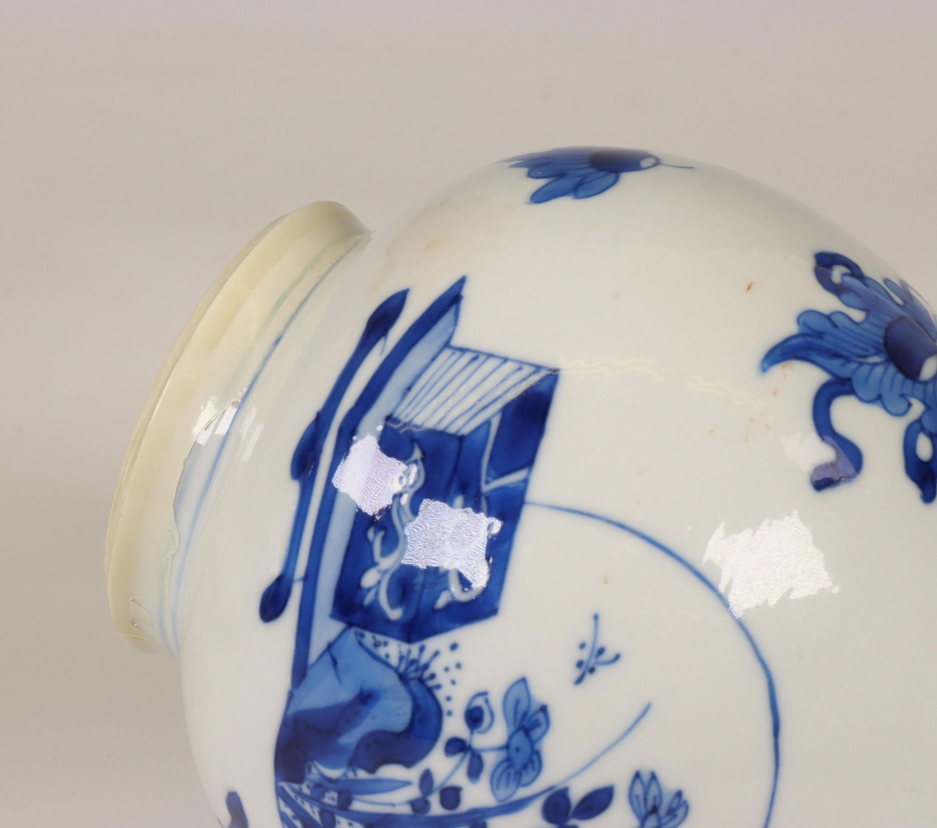 China, a pair of blue and white garlic-head vases, Kangxi period (1662-1722), - Image 2 of 8