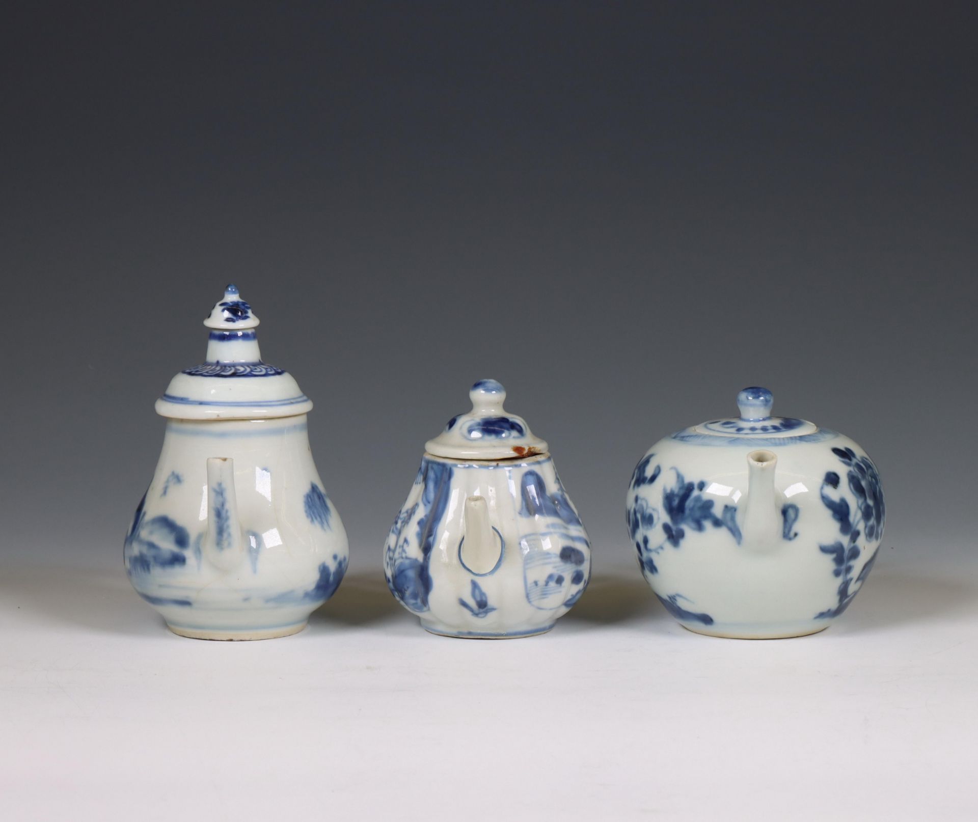 China, three blue and white porcelain teapots, 18th century, - Bild 3 aus 6