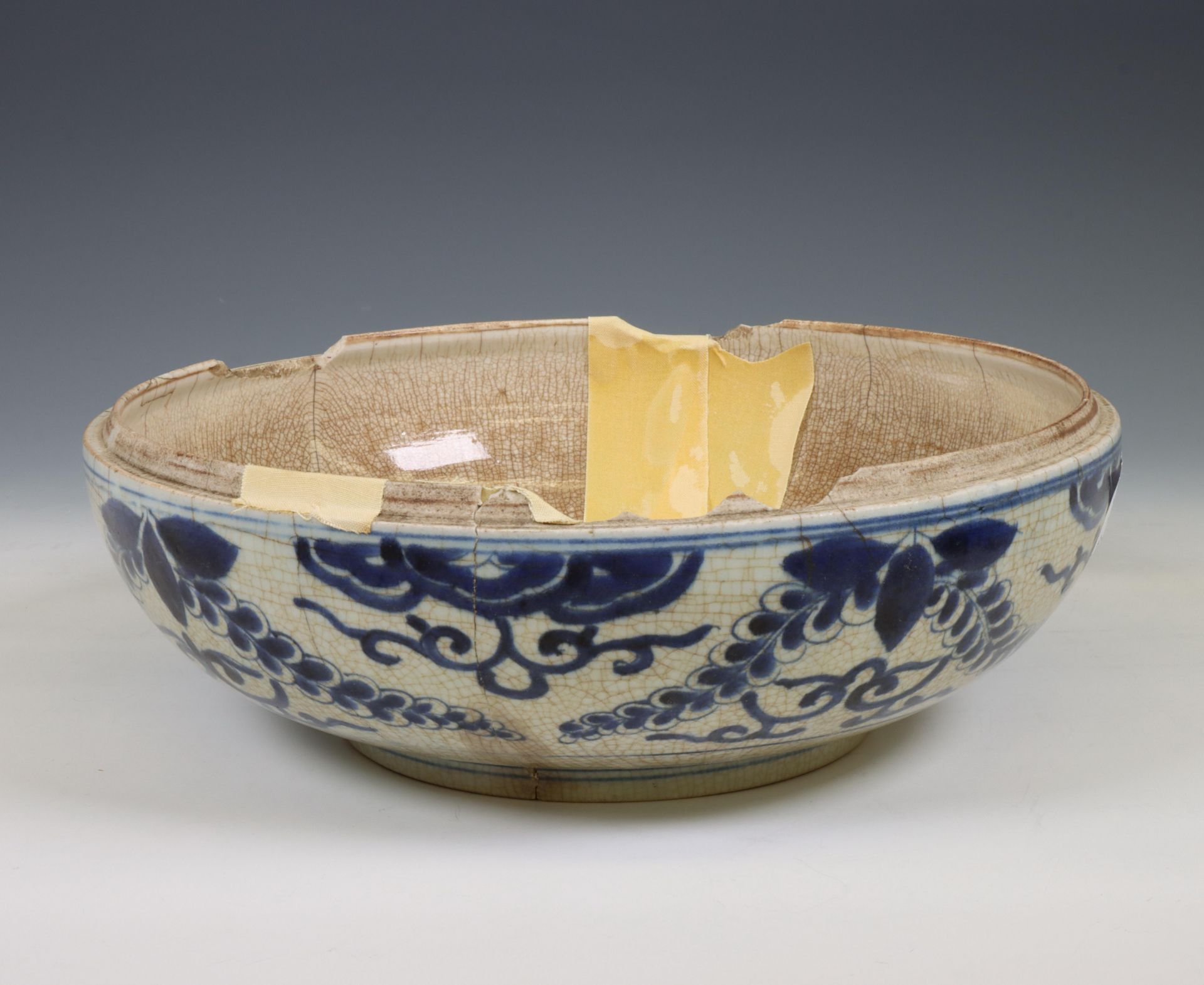 China, blue and white porcelain box and cover, late Qing dynasty (1644-1912), - Bild 2 aus 3
