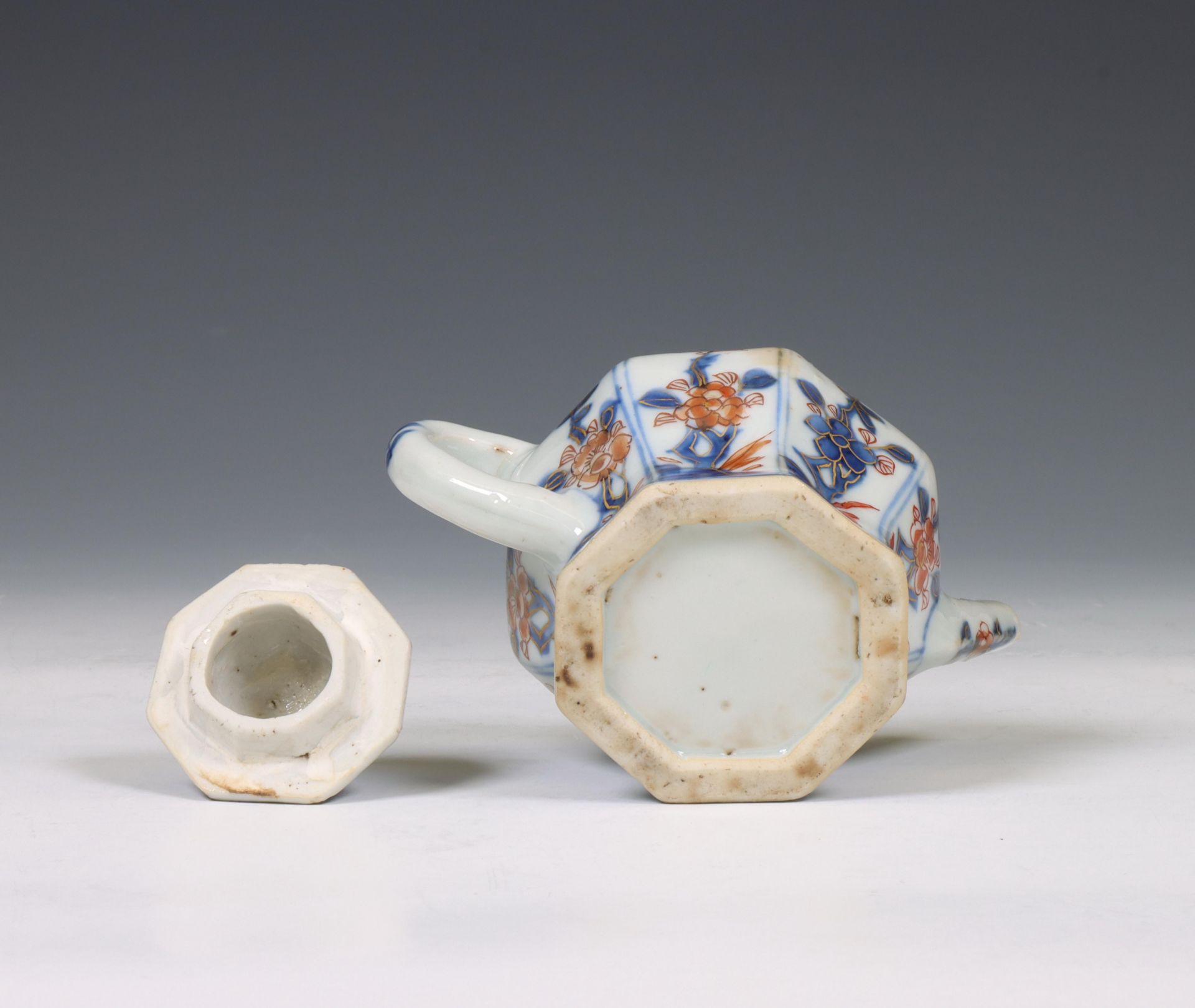 China, a small octagonal Imari porcelain teapot, Kangxi period (1662-1722), - Bild 2 aus 3