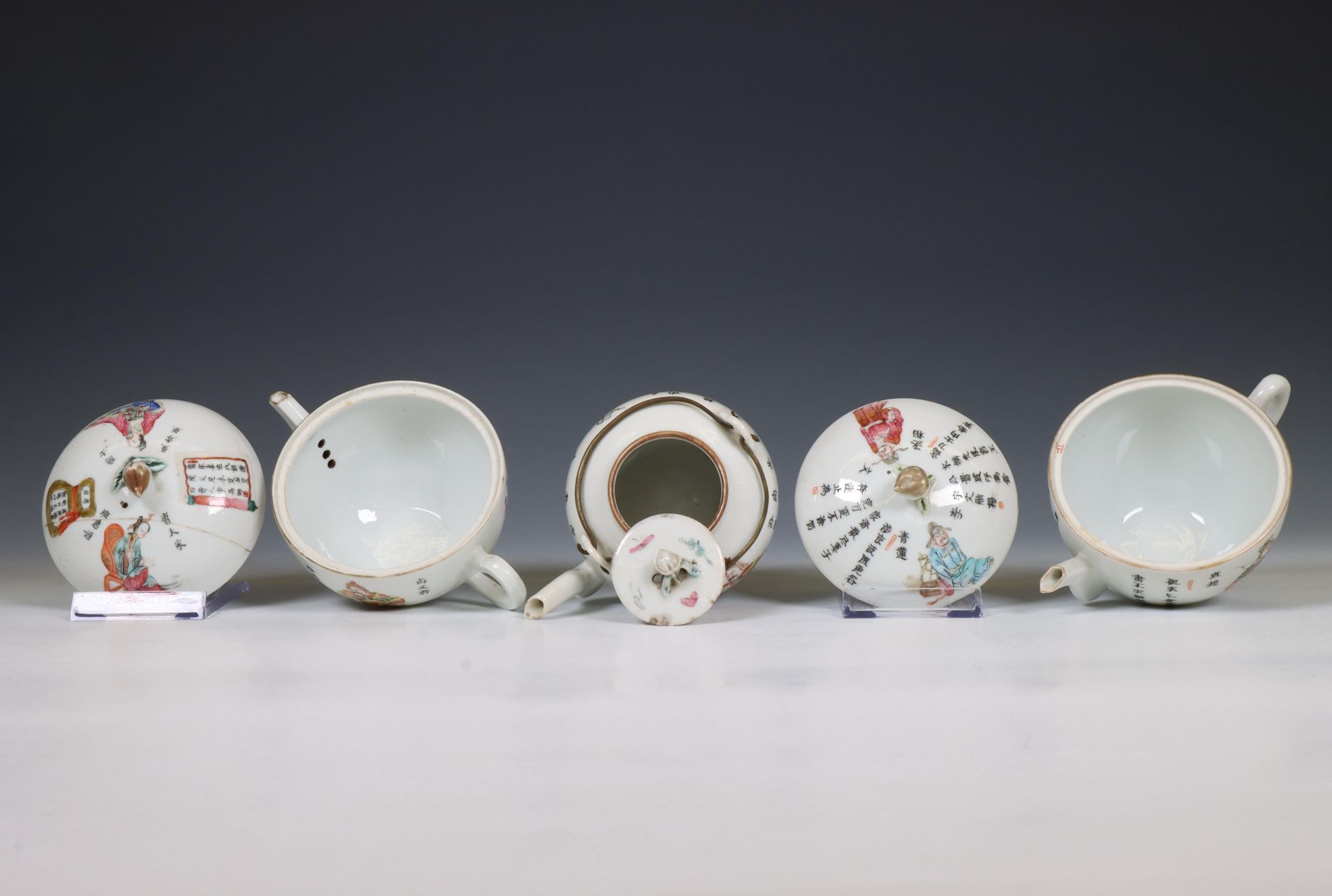 China, three famille rose porcelain 'Wu Shuang Pu' teapots and covers, 19th century, - Bild 4 aus 6