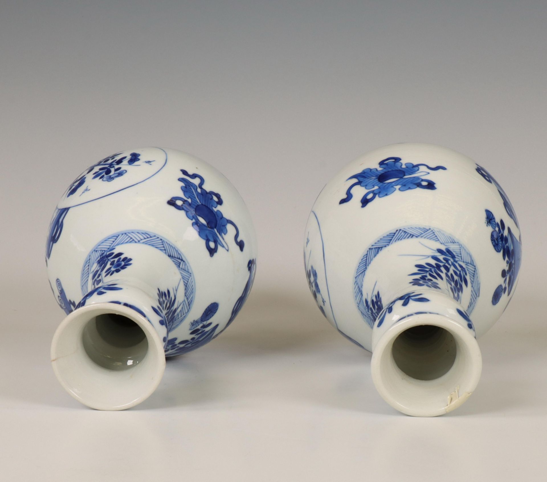 China, a pair of blue and white garlic-head vases, Kangxi period (1662-1722), - Image 5 of 8