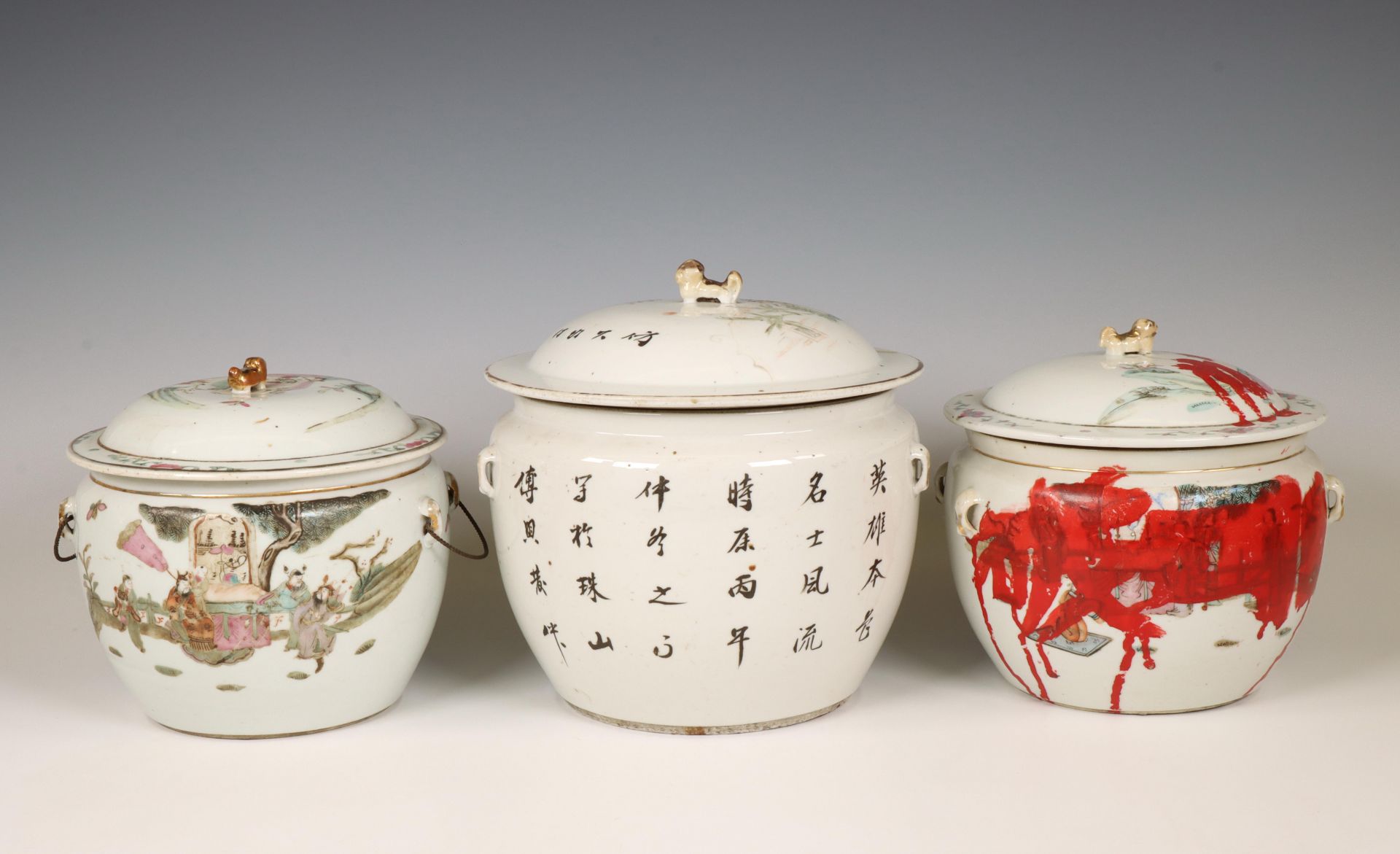 China, three famille rose porcelain jars and covers, 20th century, - Bild 2 aus 2