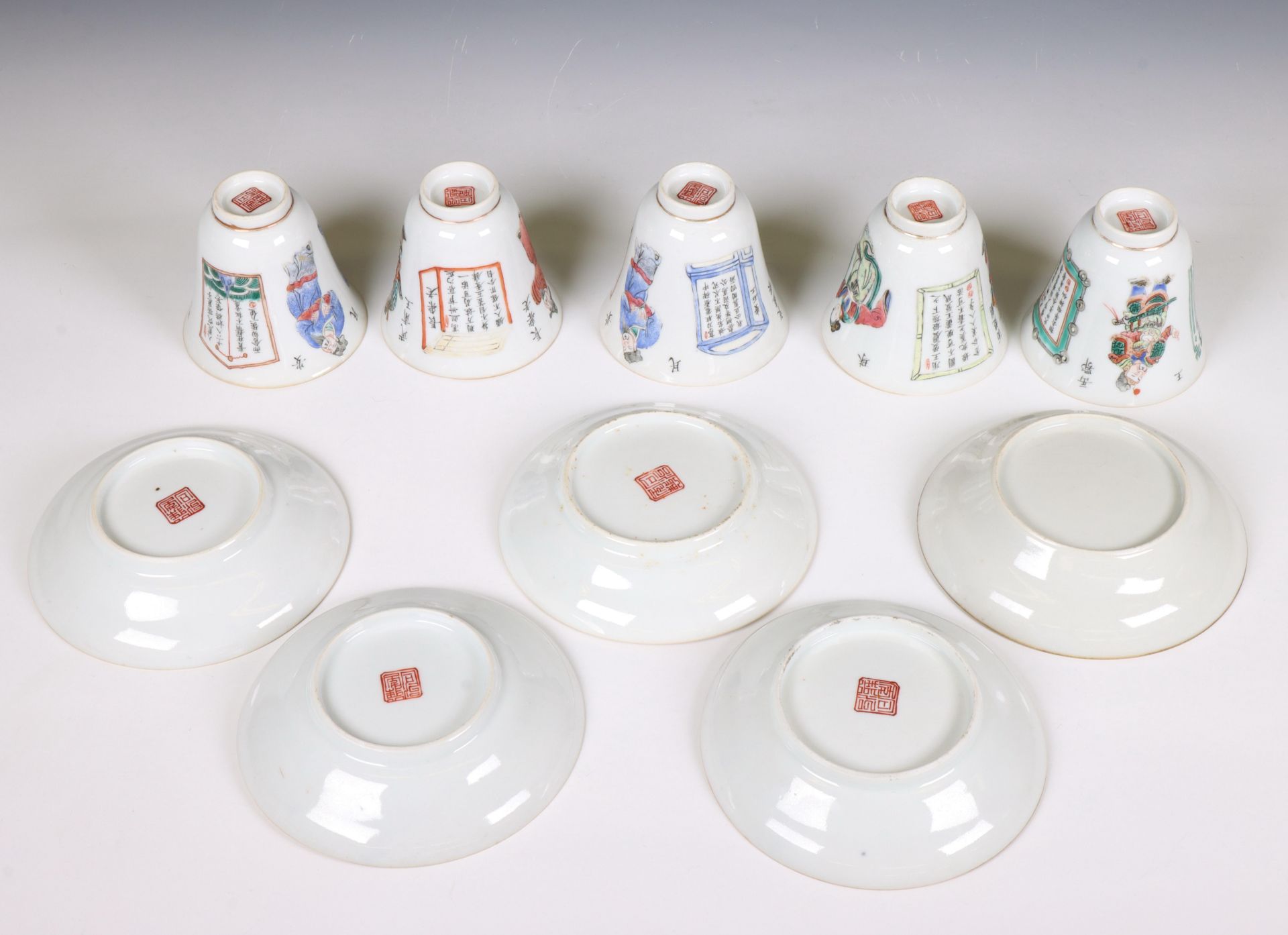 China, five famille rose porcelain 'Wu Shuang Pu' cups, covers and saucers, 19th century, - Bild 6 aus 8