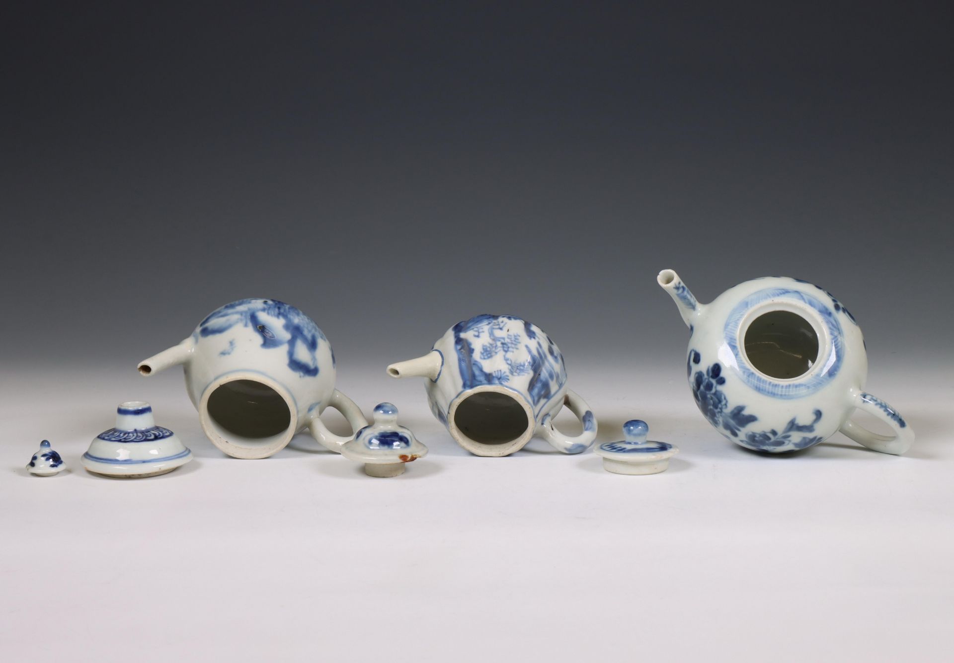China, three blue and white porcelain teapots, 18th century, - Bild 4 aus 6