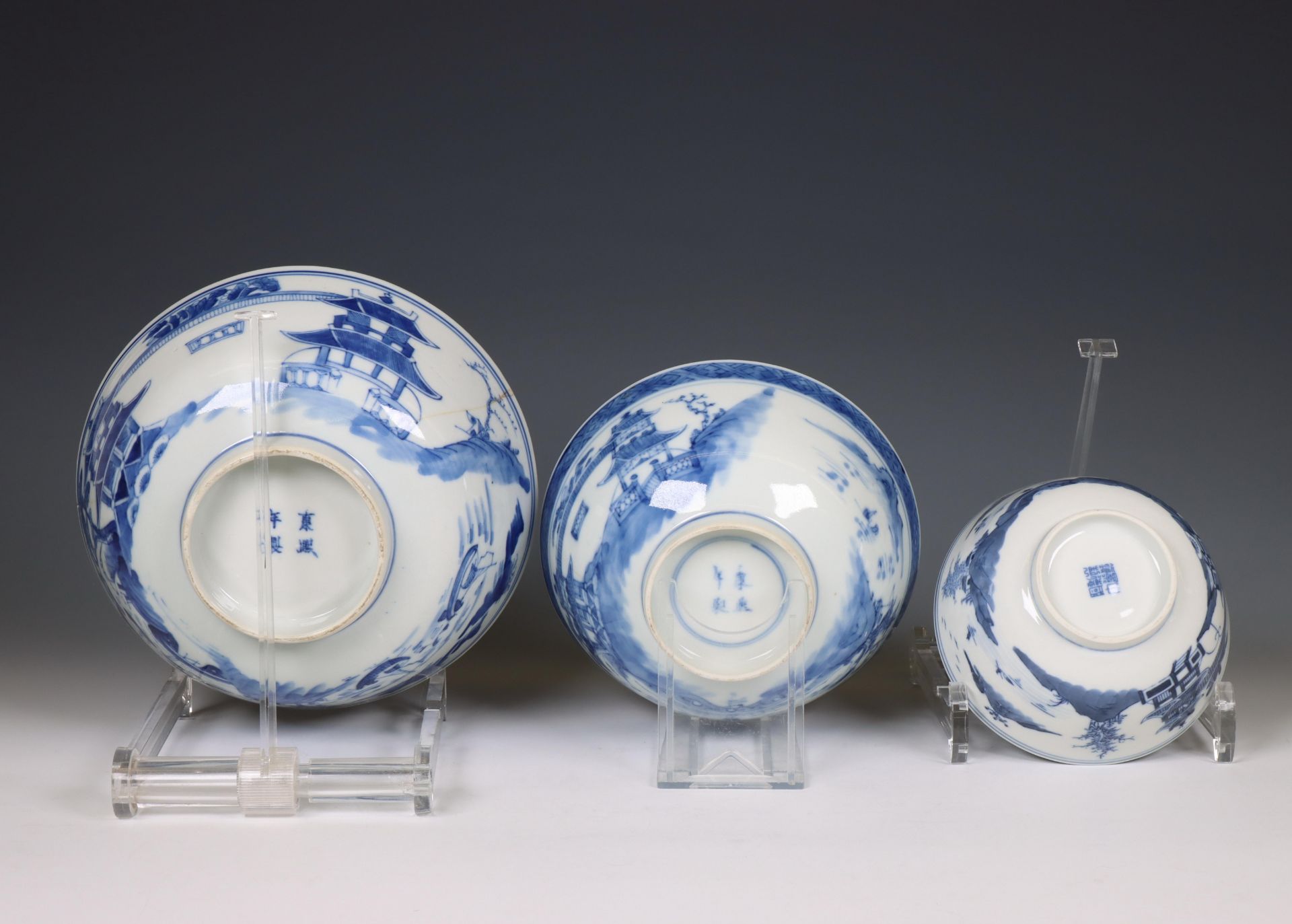 China, three Canton blue and white porcelain bowls, 19th-20th century, - Bild 2 aus 3