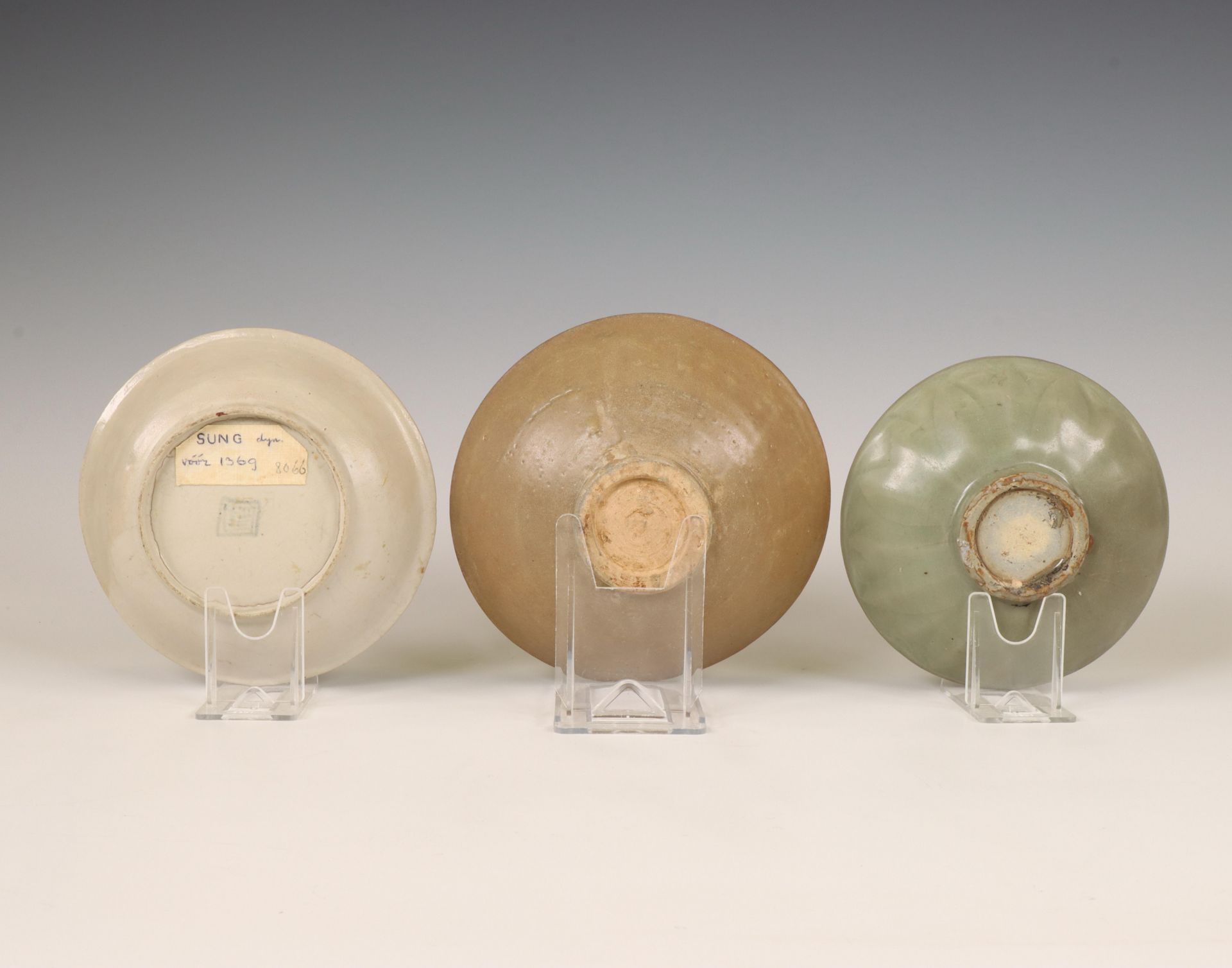 China, three various celadon-glazed bowls, Song dynasty (960-1279) and later, - Bild 2 aus 3