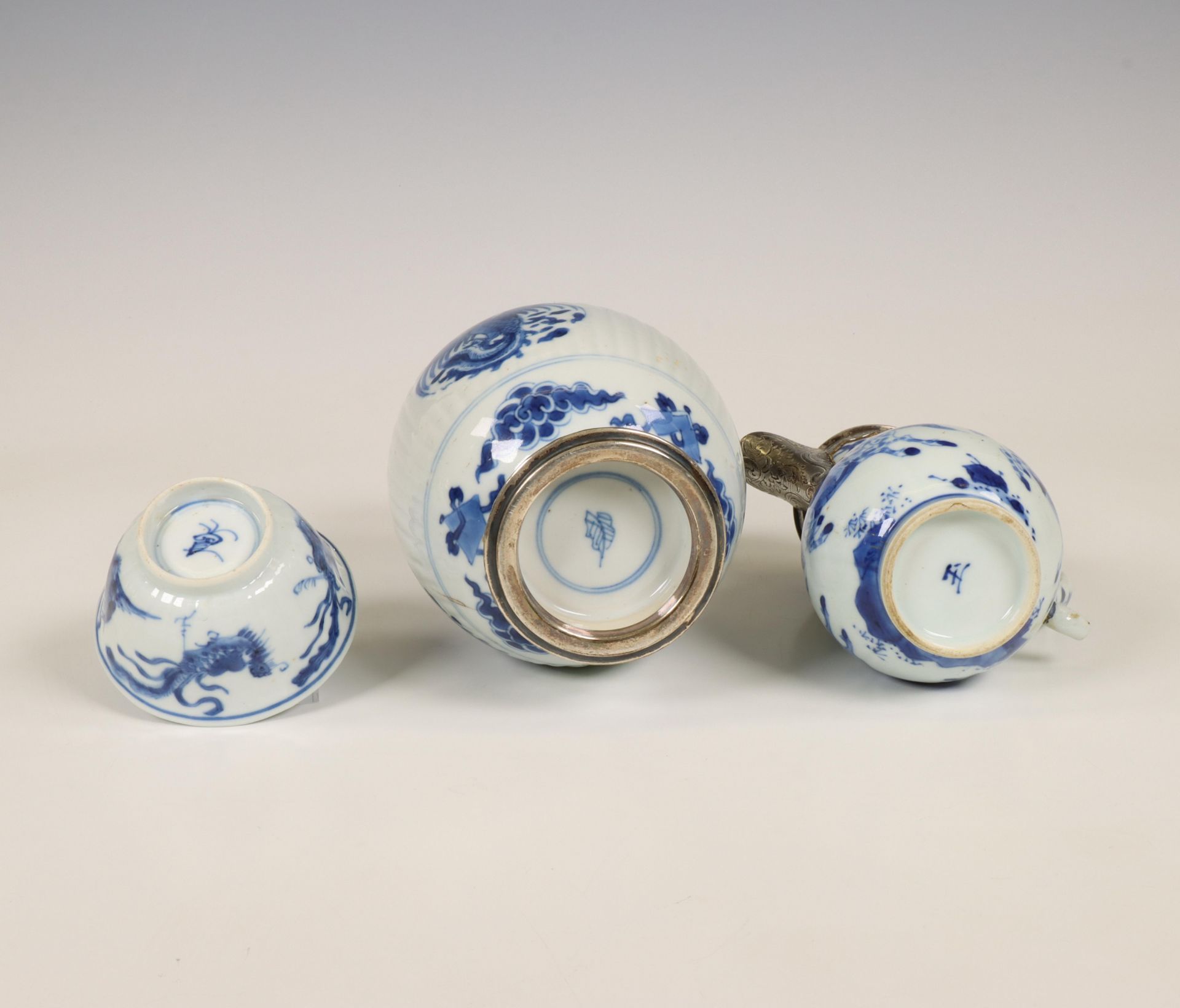 China, three blue and white porcelain objects, Kangxi period (1662-1722), the silver later, - Bild 2 aus 3